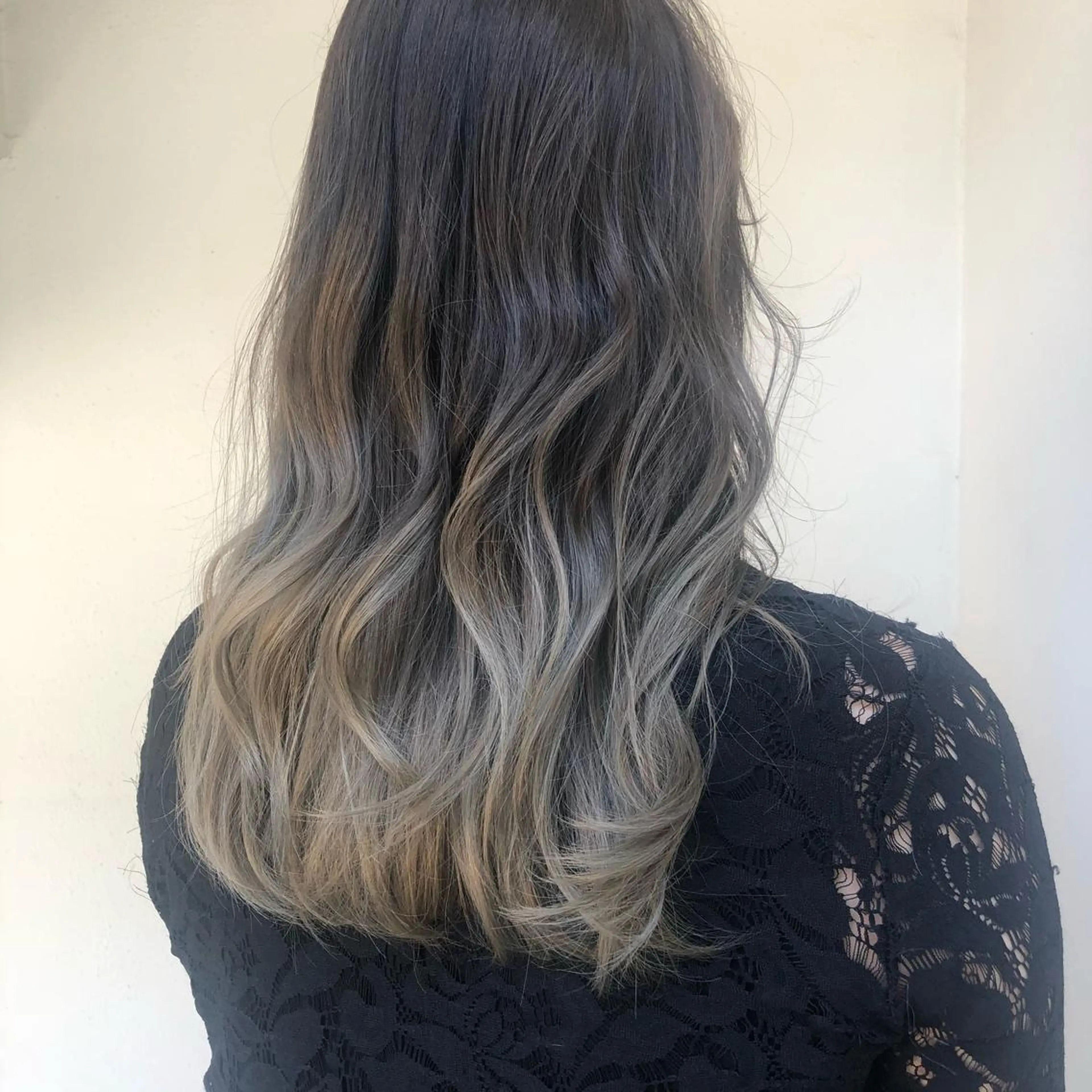 セミロング カラー アッシュ アッシュグレー BRUNTJET所属・MAEDA MADOKAのヘアスタイル