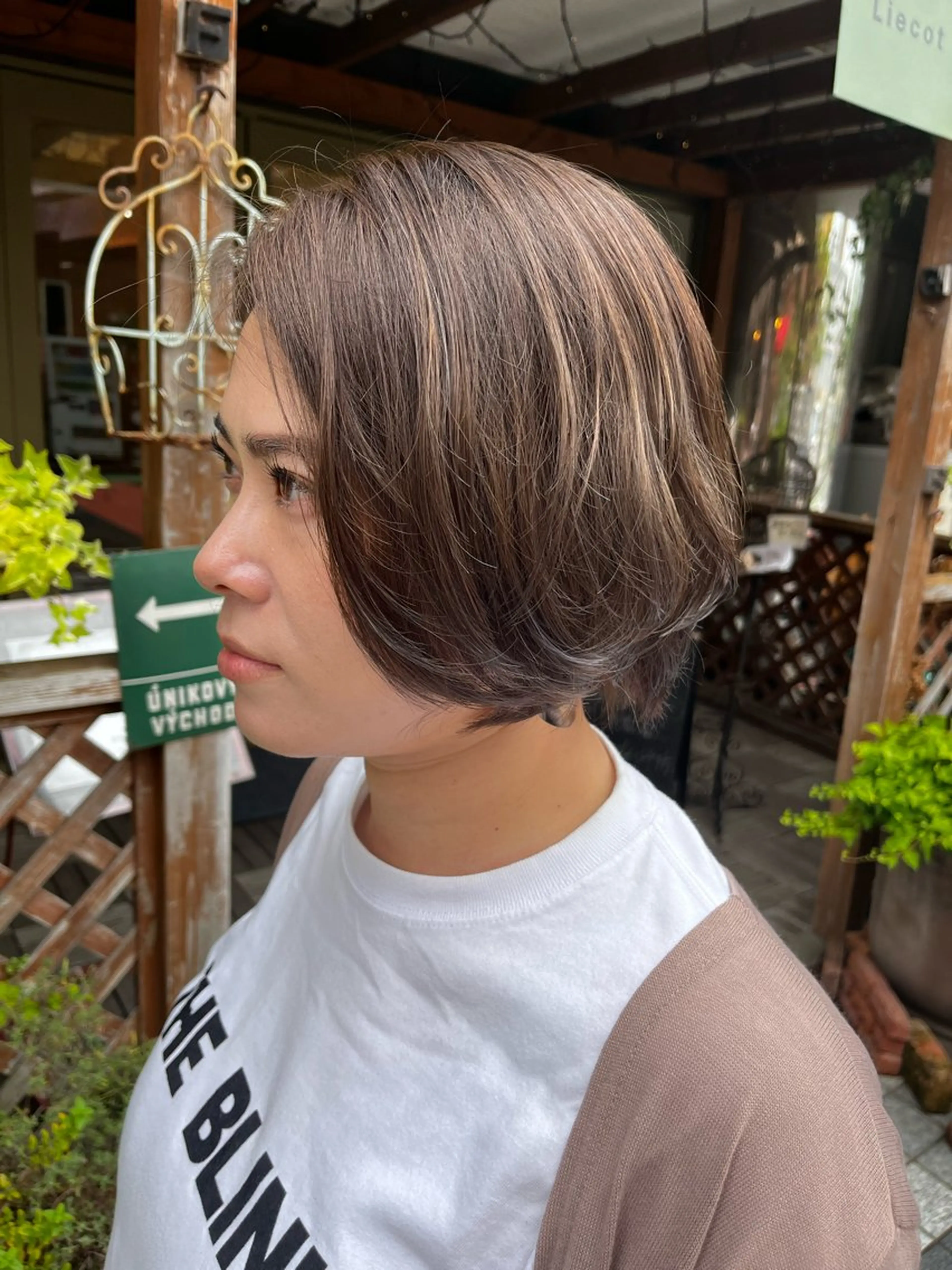 ショート カラー ブリーチ ハイライトカラー ハイライト ショートヘア 臺 佳連のヘアスタイル