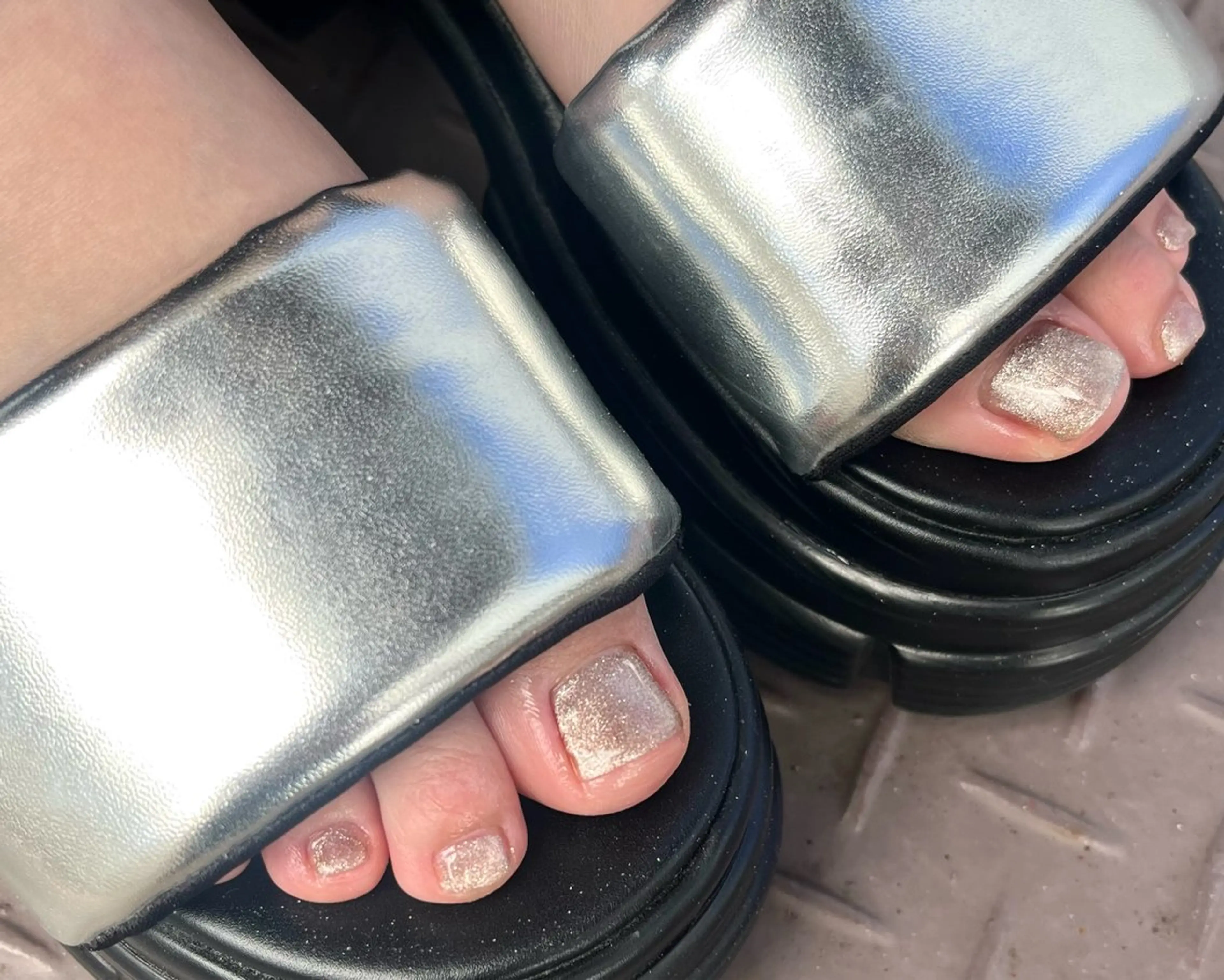 ネイル ブラウン フットネイル ジェルネイル ゴールド キラキラネイル Salute本店 🦋仲原里佳のネイルデザイン