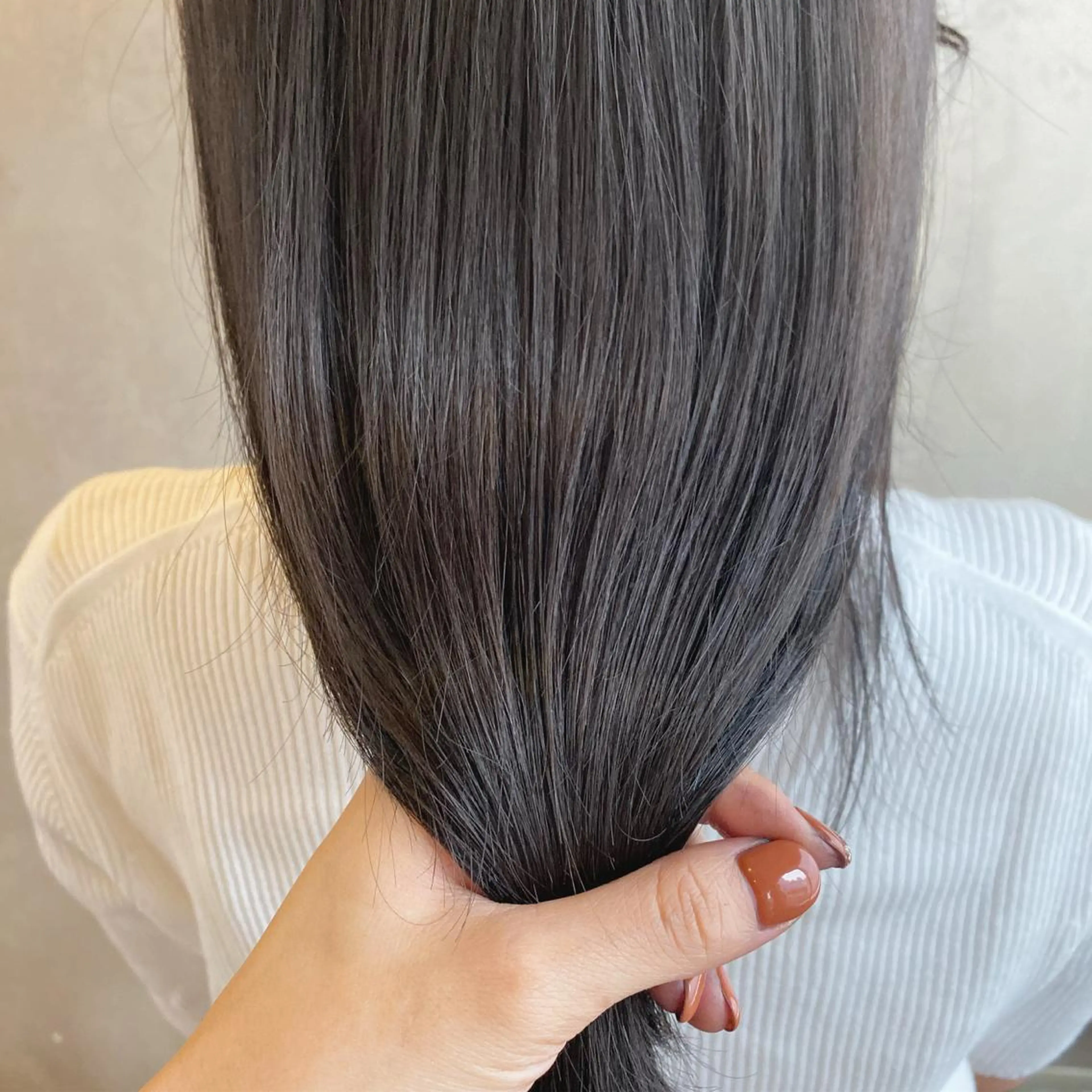 ミディアム カラー グレージュ シルバー シルバーグレージュ 半個室女性salon 🩰Natsumiのヘアスタイル