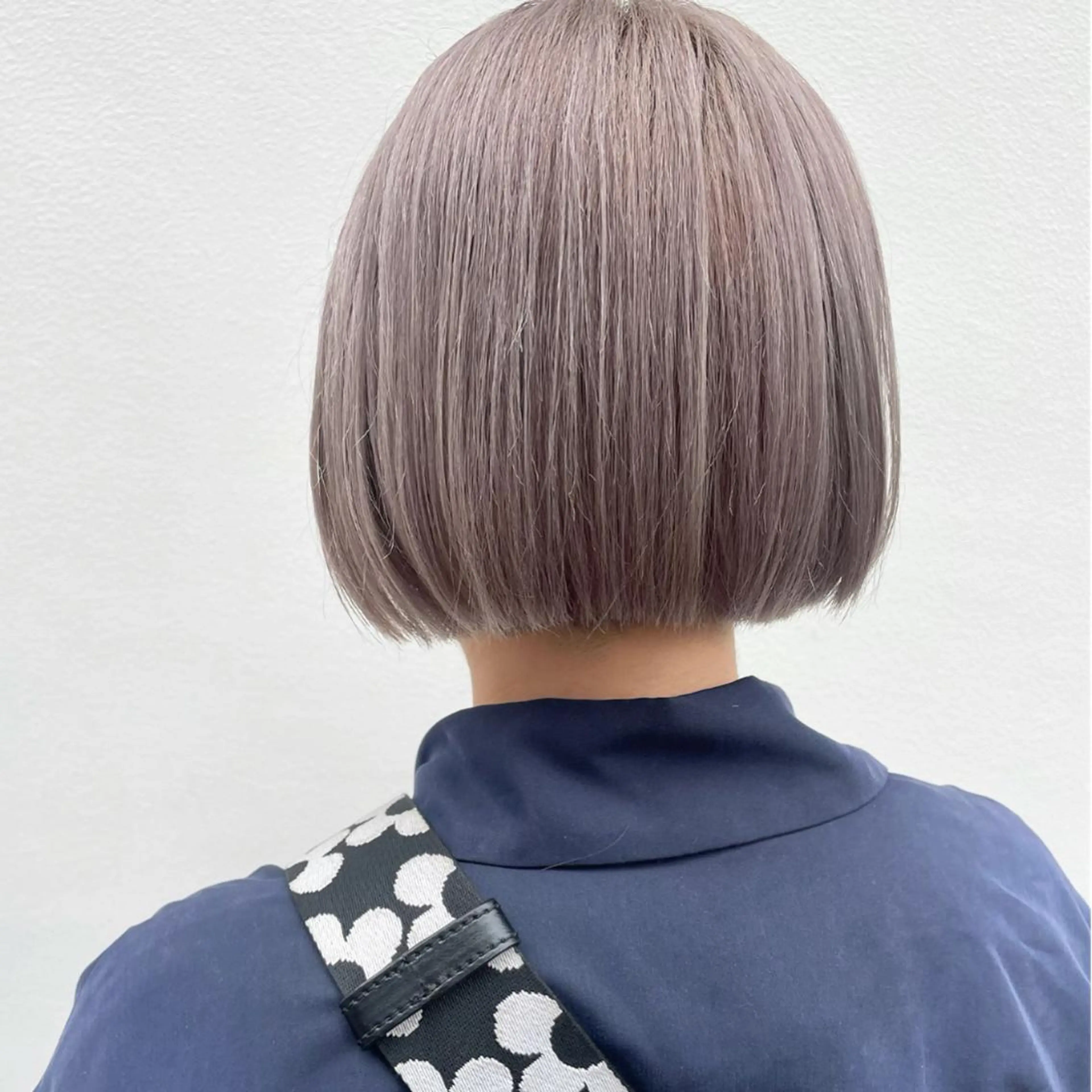 ショート カラー ブリーチ グレージュ カット ヘアカラー トリートメント 坂田 友梨奈のヘアスタイル