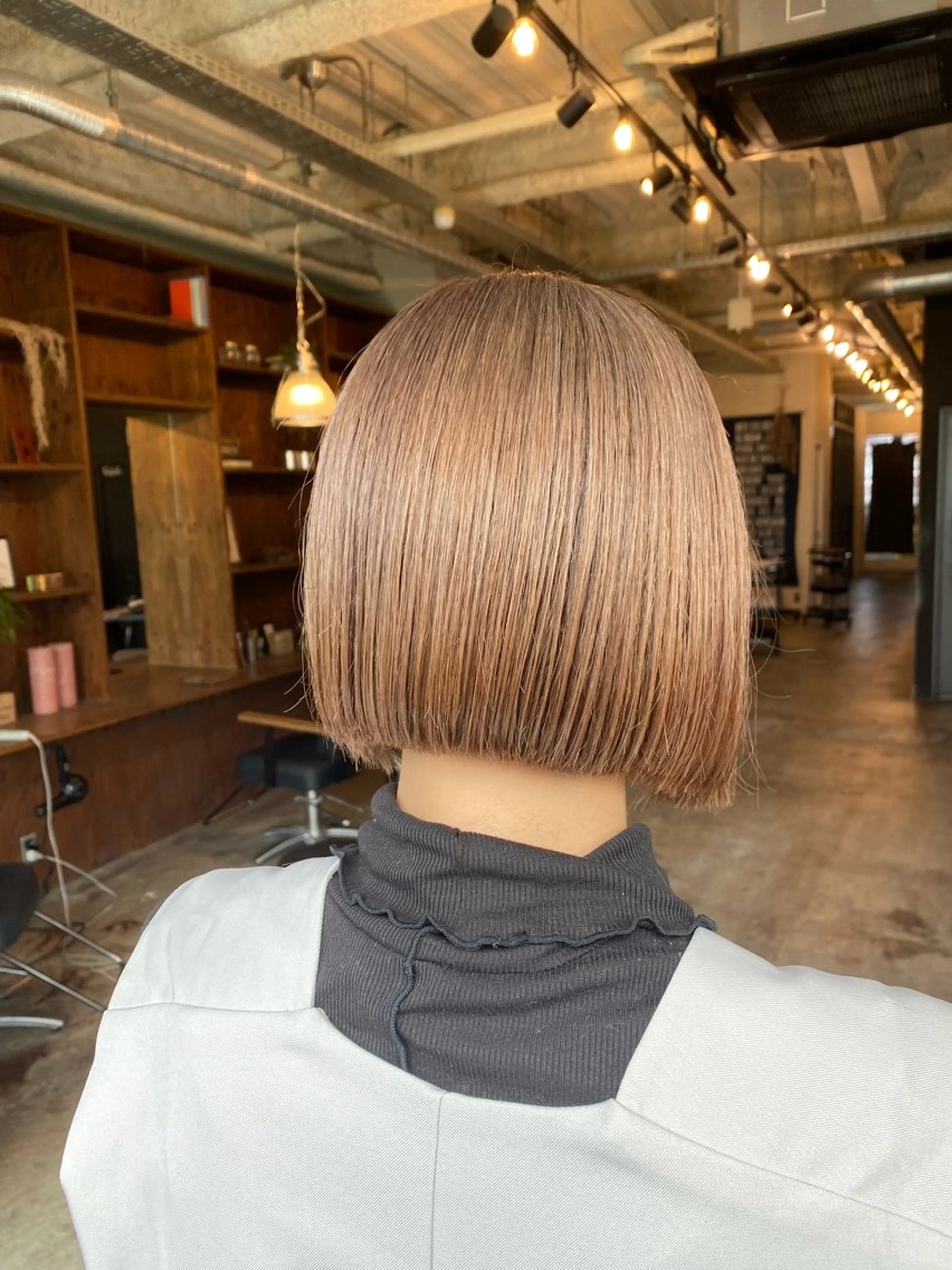 ショート カラー ベージュカラー ミルクティーベージュ the BRIDGE 加藤みのりのヘアスタイル