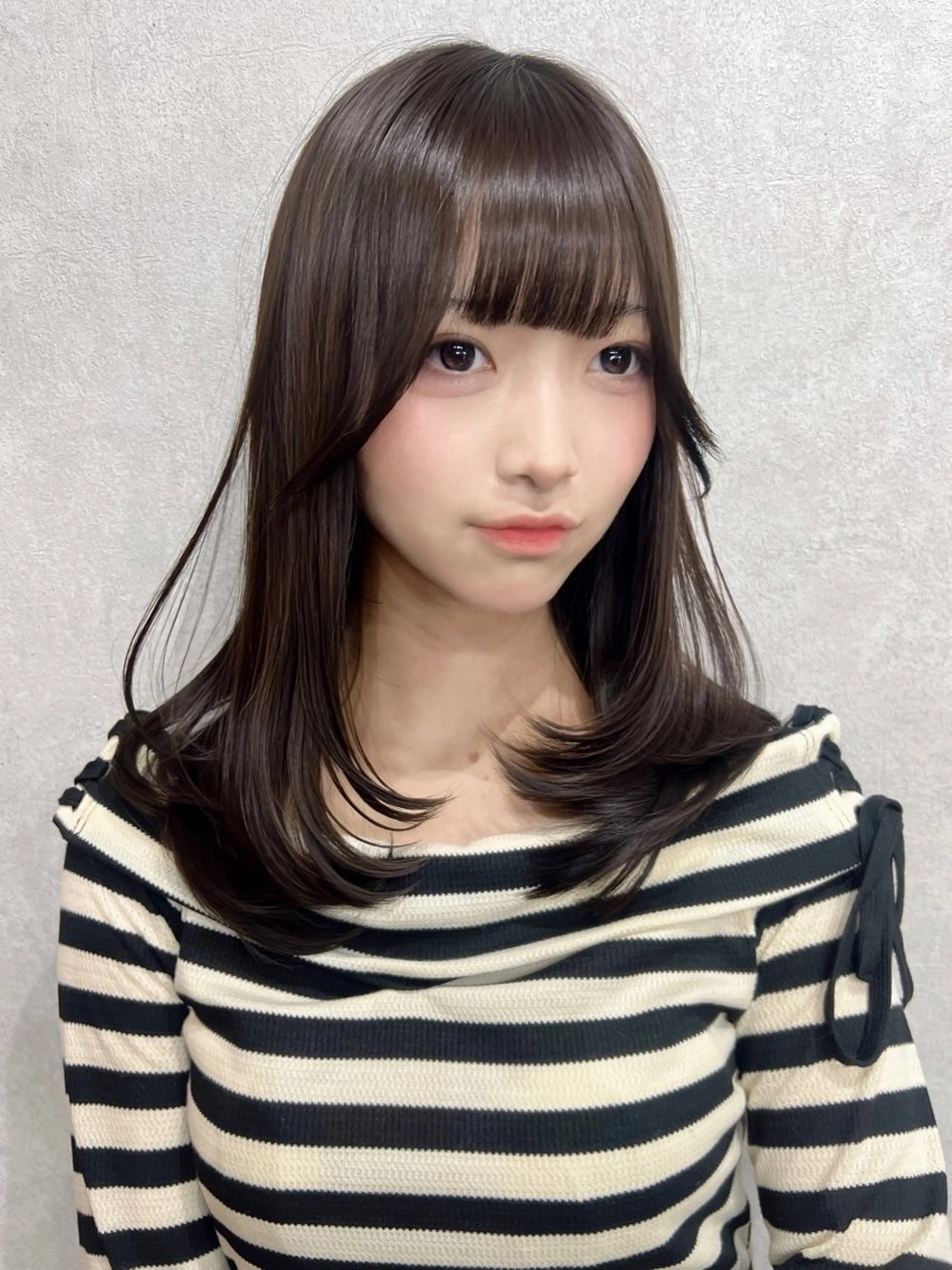 セミロング カット ヘアカラー トリートメント maya レイヤーカットのヘアスタイル