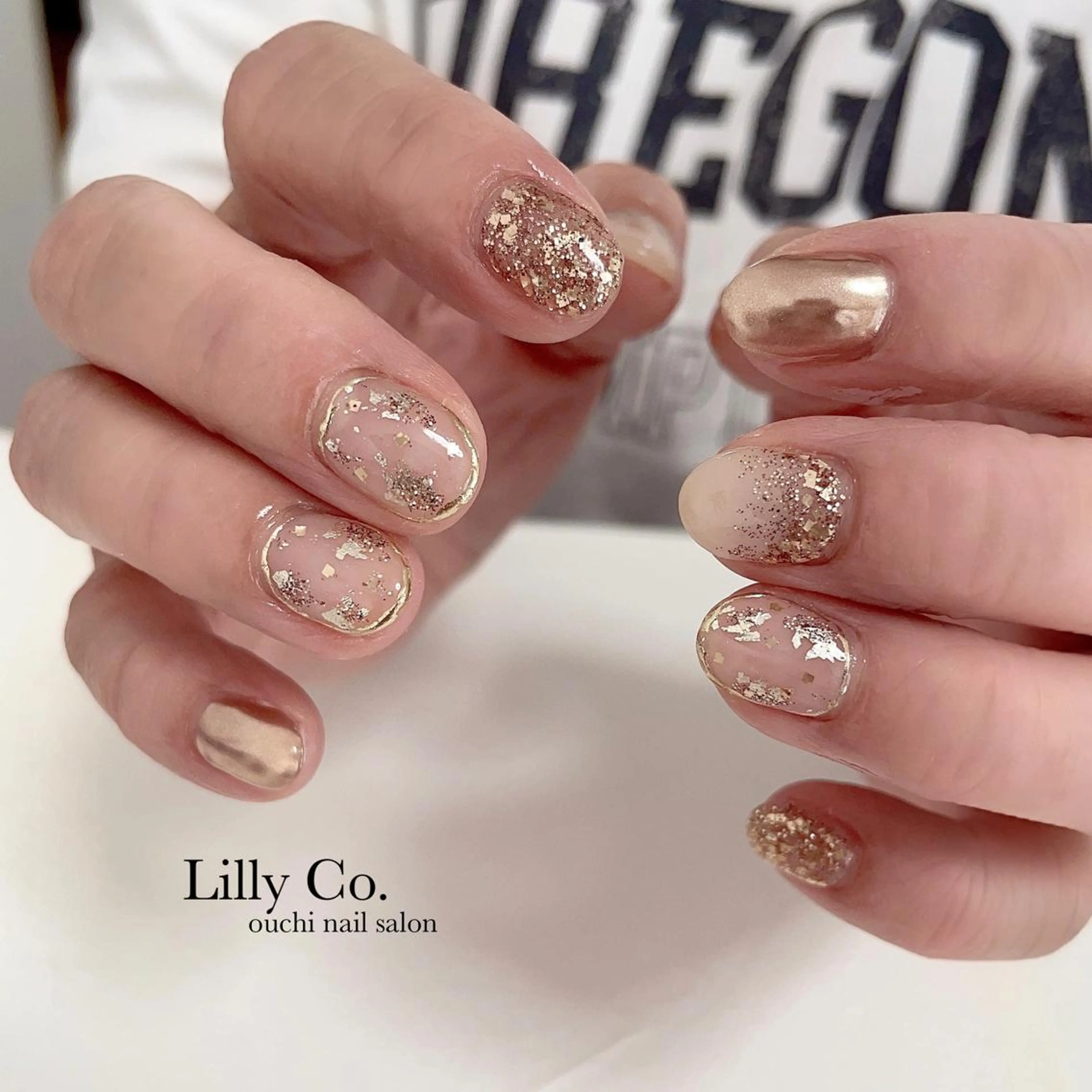 ネイル フットネイル ゴールド おそろいネイル 持ち込み ハンドネイル ハンドケア Lilly Co.のネイルデザイン