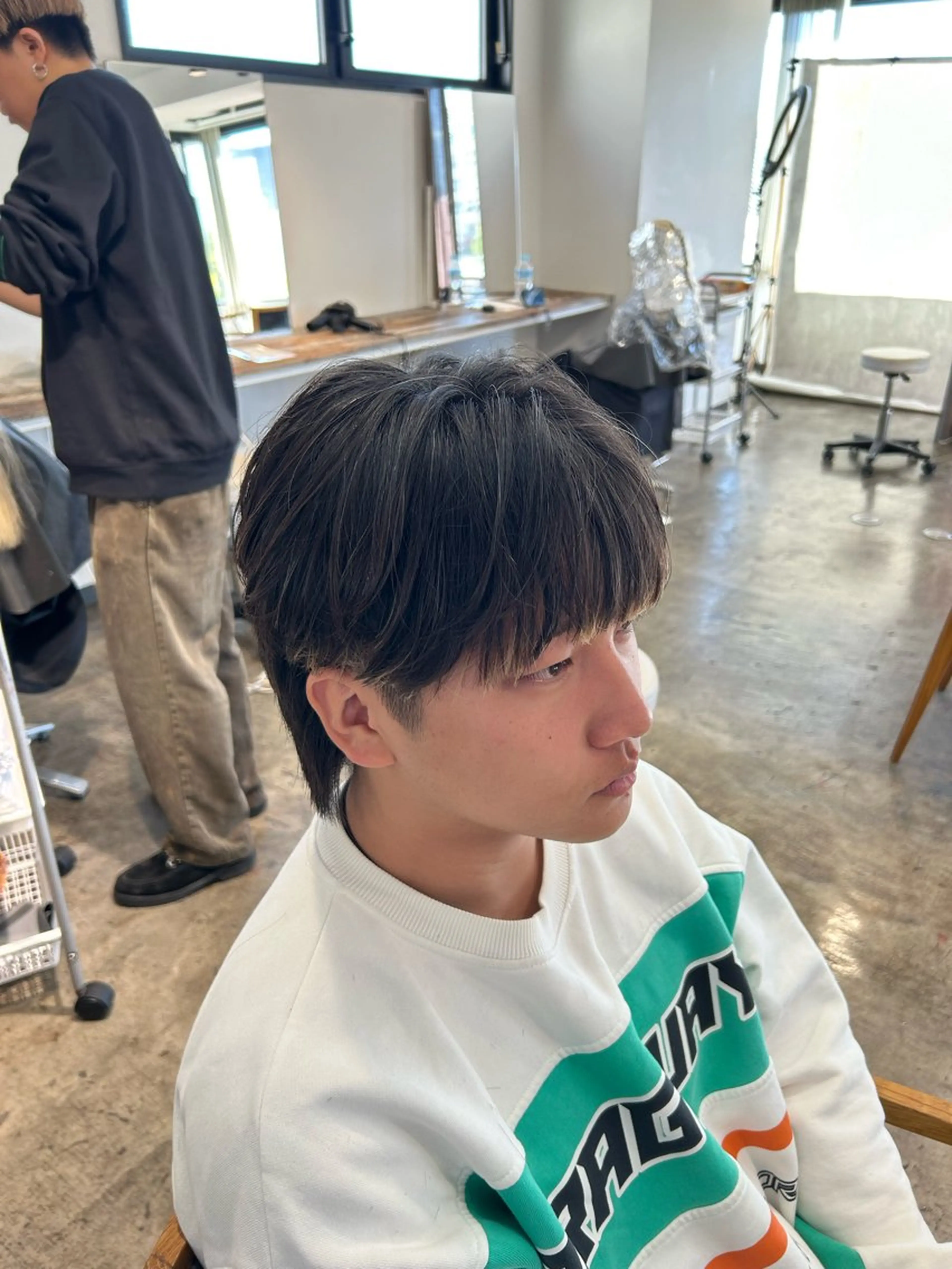 ショート パーマ メンズ センターパート ダウンパーマ カルマパーマ メンズ韓国風 マッシュウルフ カット パーマ フェザーパーマ癖毛 曲がる縮毛矯正森岡のヘアスタイル