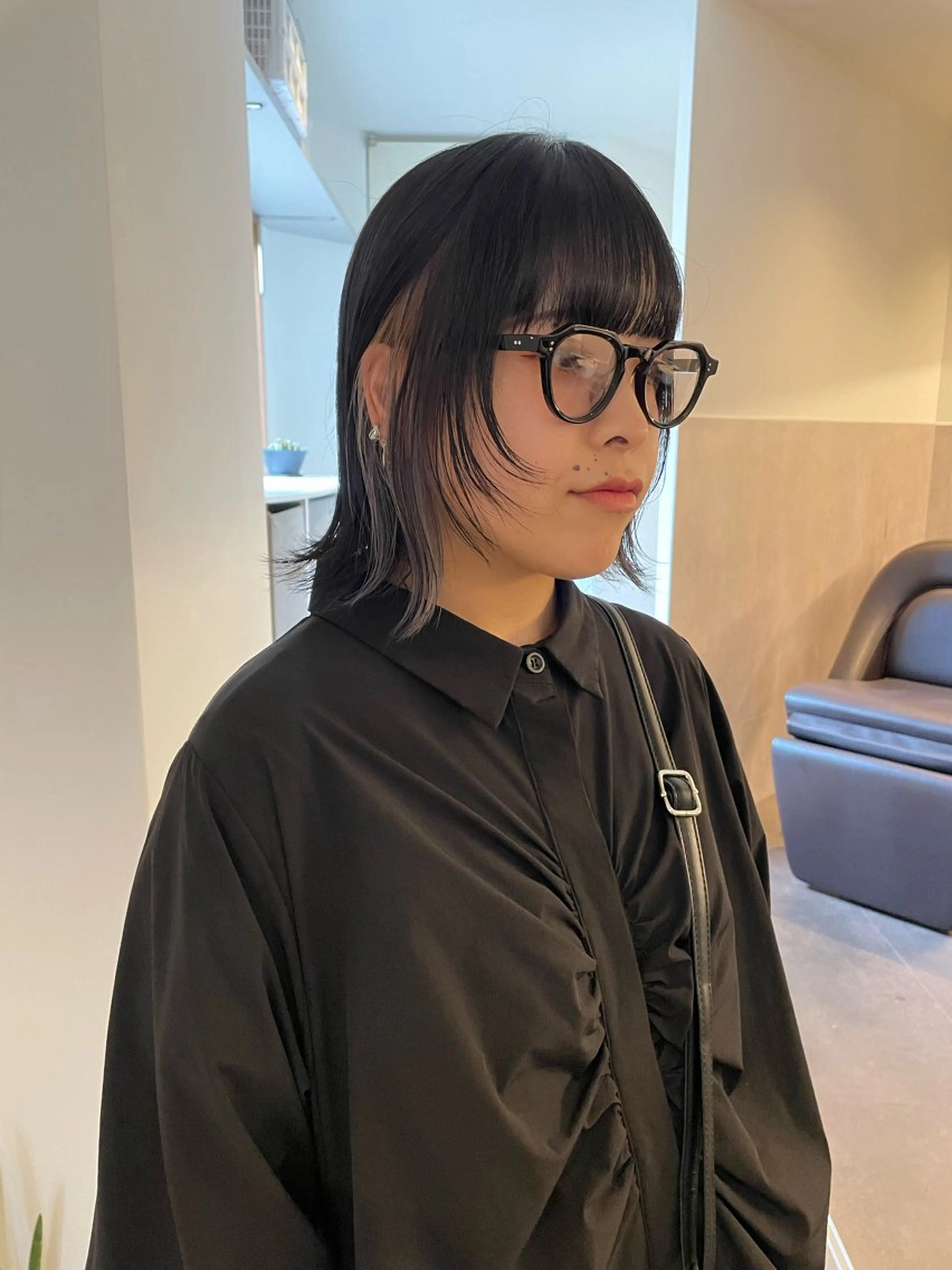 ミディアム カラー ミストバング ベージュカラー ブリーチ ケアブリーチ ダブルカラー ヘアカラー トリートメント MIU/ルーツカラー ボブ/顔周りレイヤーのヘアスタイル