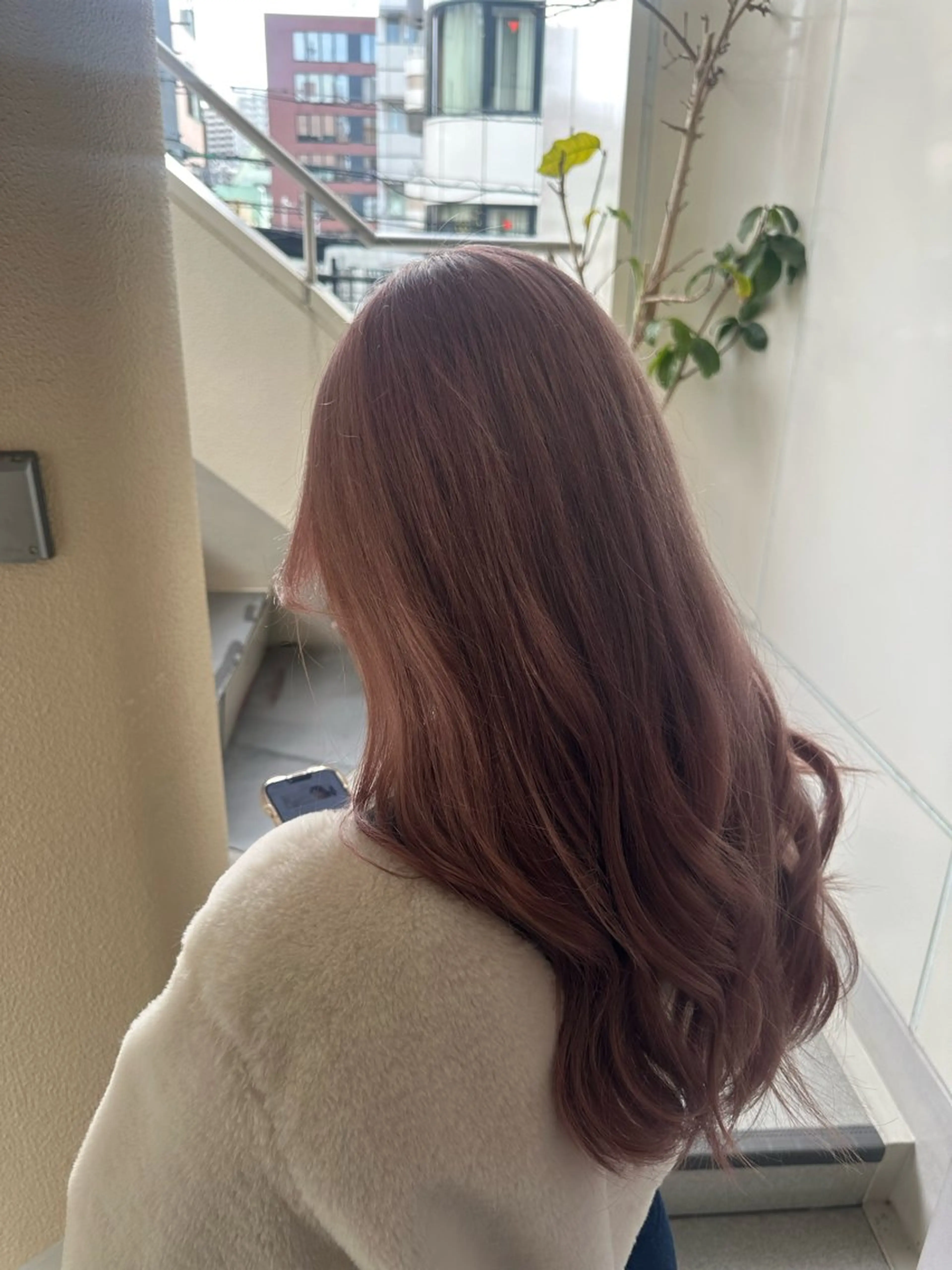 ロング カラー ヘアカラー ラウンドマッシュシャ ドウニュアンスパーマのヘアスタイル