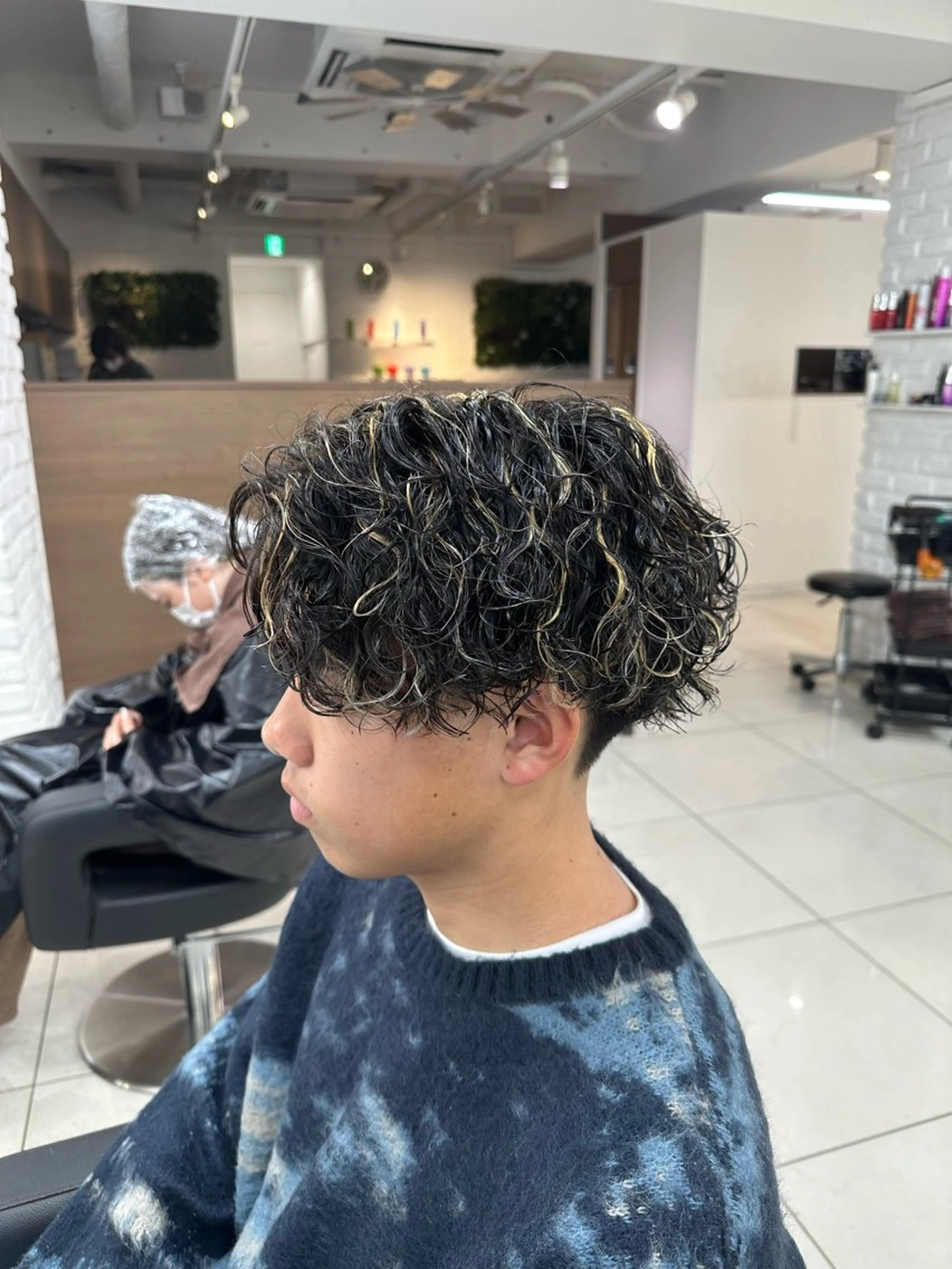 カラー パーマ メンズ センターパート メンズハイライト メンズパーマ 波巻きパーマ 抜きっぱなしブロンド カット ヘアカラー パーマ フェザーパーマ職人 🪶ryosukeのヘアスタイル