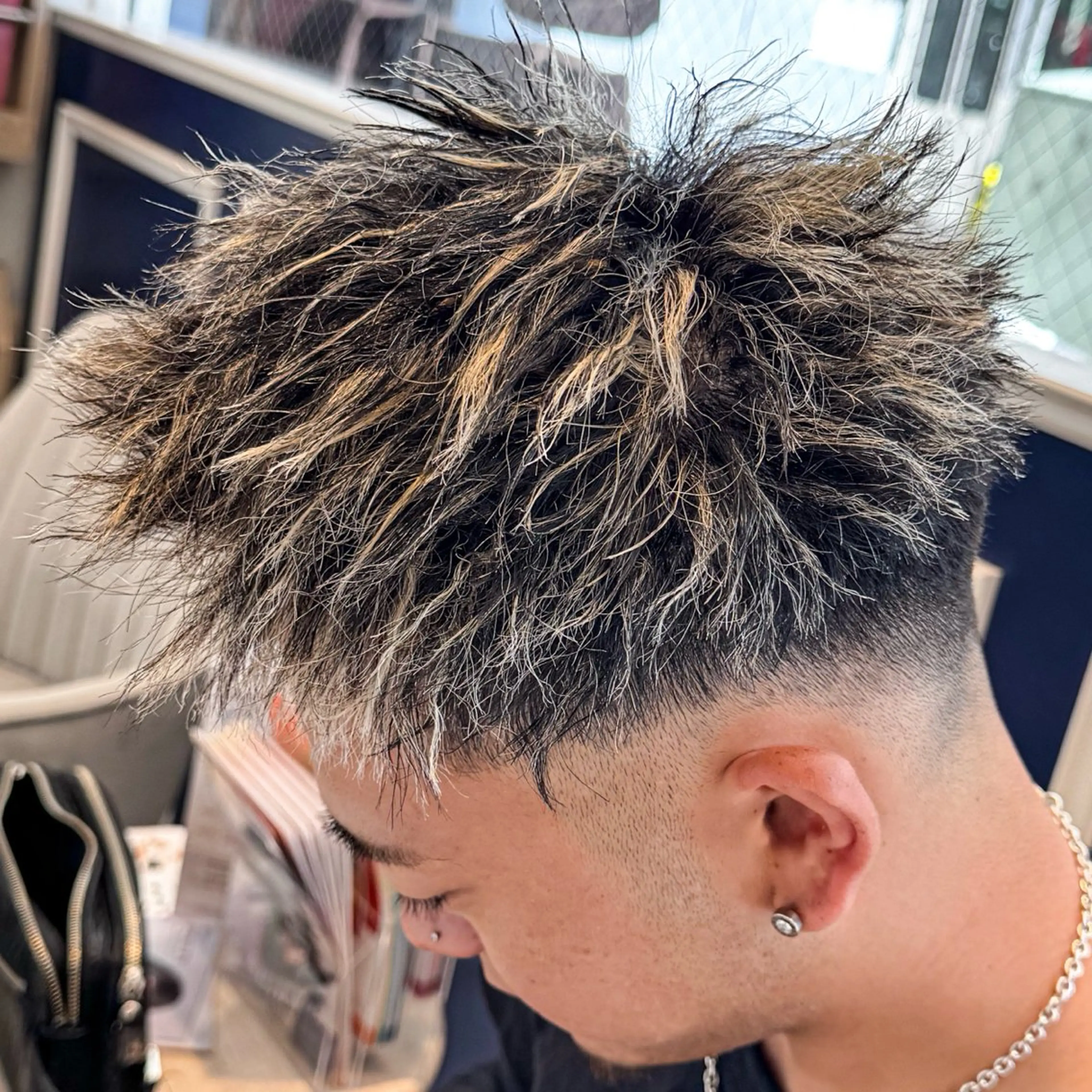 ショート カラー パーマ メンズ メンズメッシュ メンズパーマ メンズツイストパーマ メッシュ ツイストパーマ カット ヘアカラー 吉田 新平のヘアスタイル