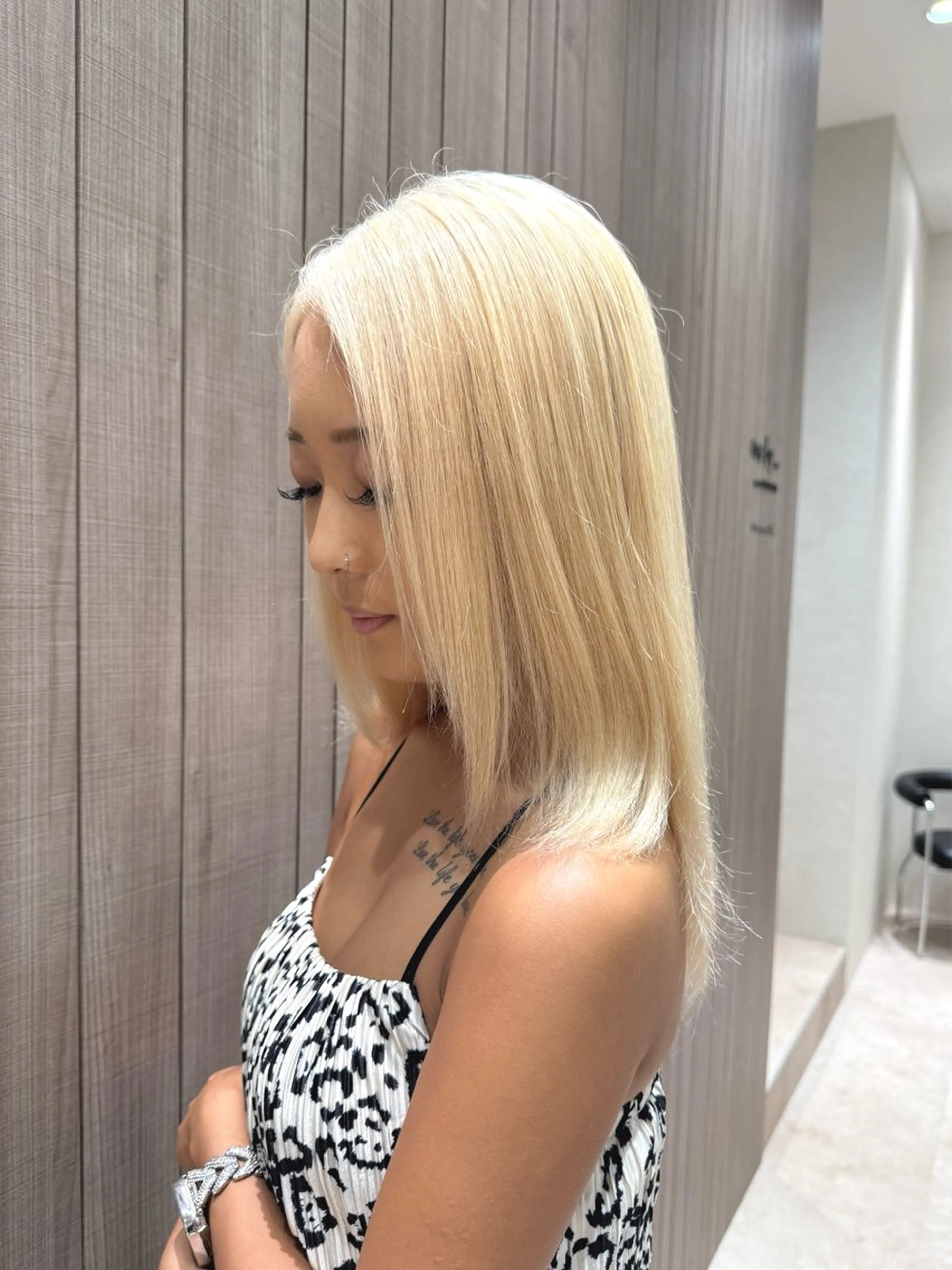 セミロング カラー ヘアアレンジ ブリーチ ブロンド ケアブリーチ ホワイトブロンド カット ヘアカラー SALOWIN京都河原町Suite店所属・外国人風レイヤー/ ハイトーンSHUのヘアスタイル