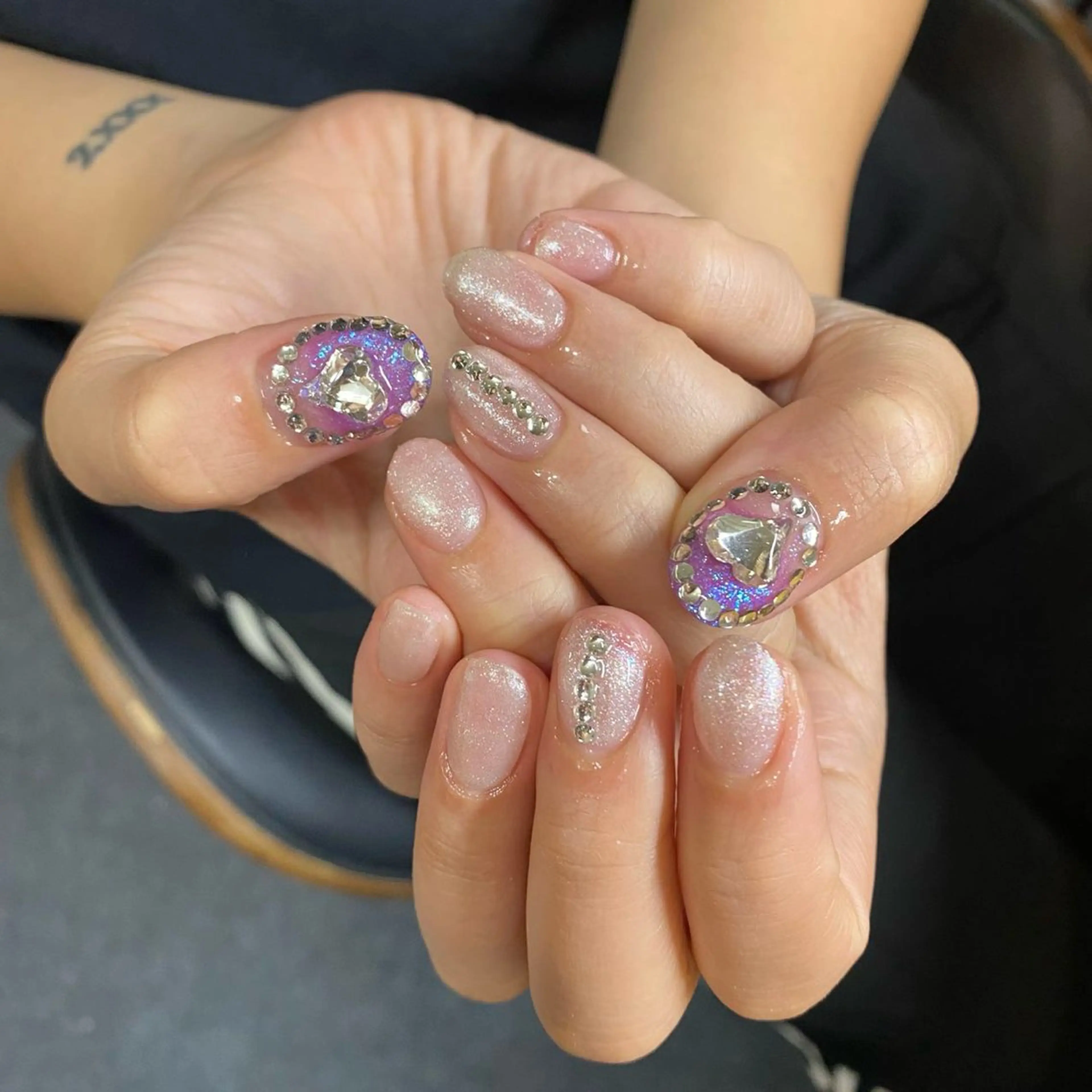 ネイル グラデーション ハート キラキラネイル ラメ(グリッター) ラメグラデーション ハンドネイル ハンドケア 🎀NAIL🎀 AI🪄︎︎◝✩のネイルデザイン