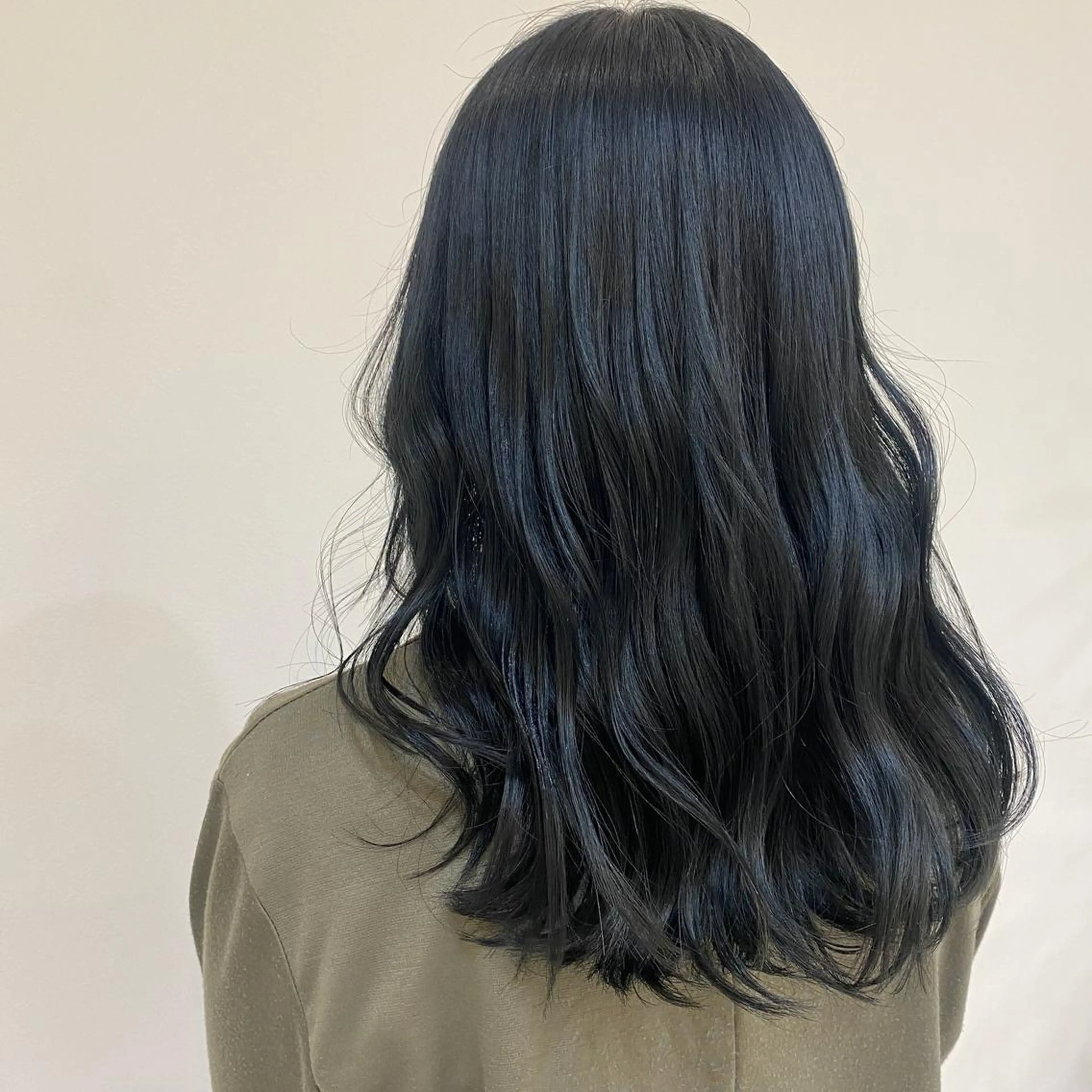 ロング カラー 黒髪 ブルーカラー ブルーブラック ロング 永田 彩華のヘアスタイル