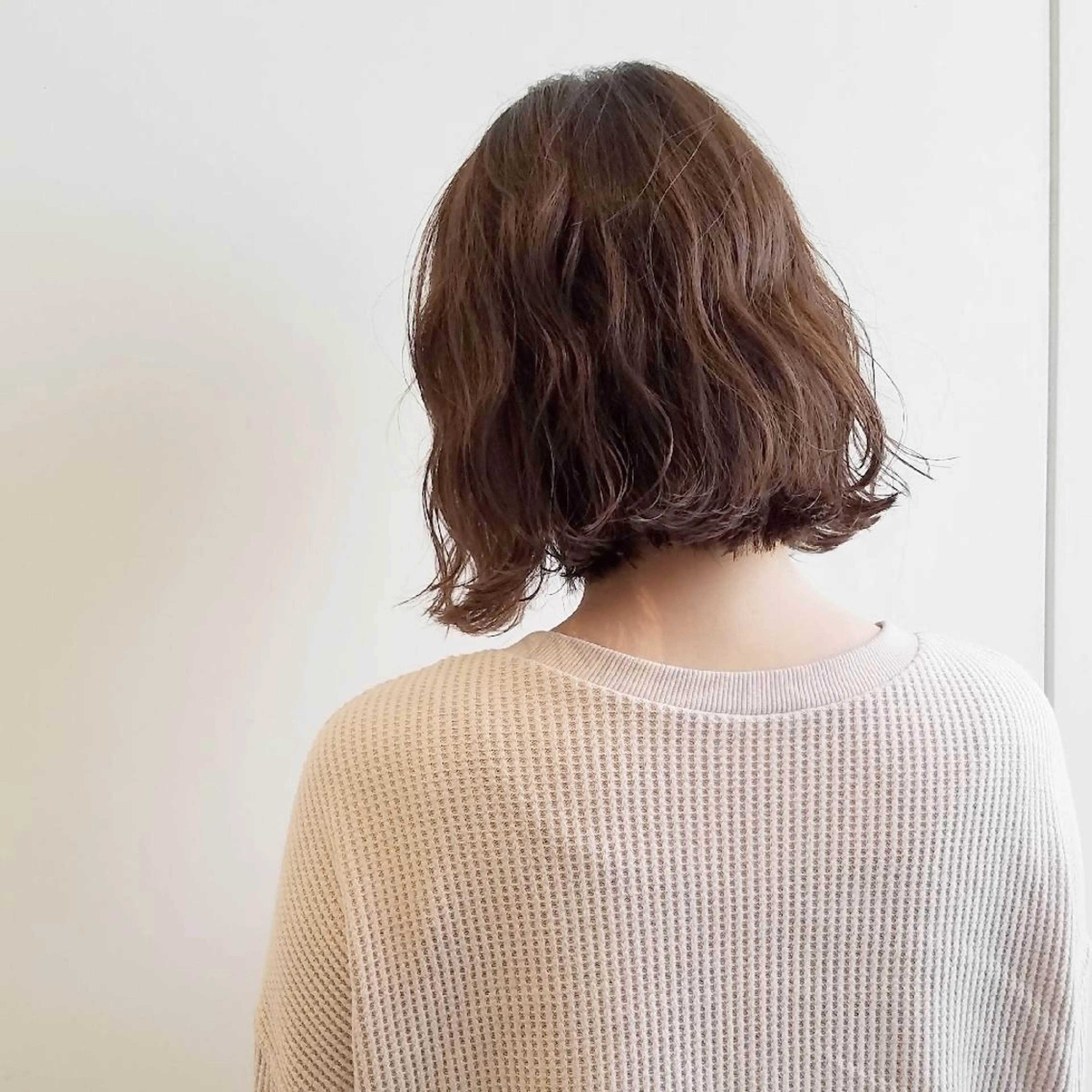 ショート カラー ボブ 外ハネヘア iplus✴ まつげ、眉毛、耳つぼのマツエク・マツパデザイン