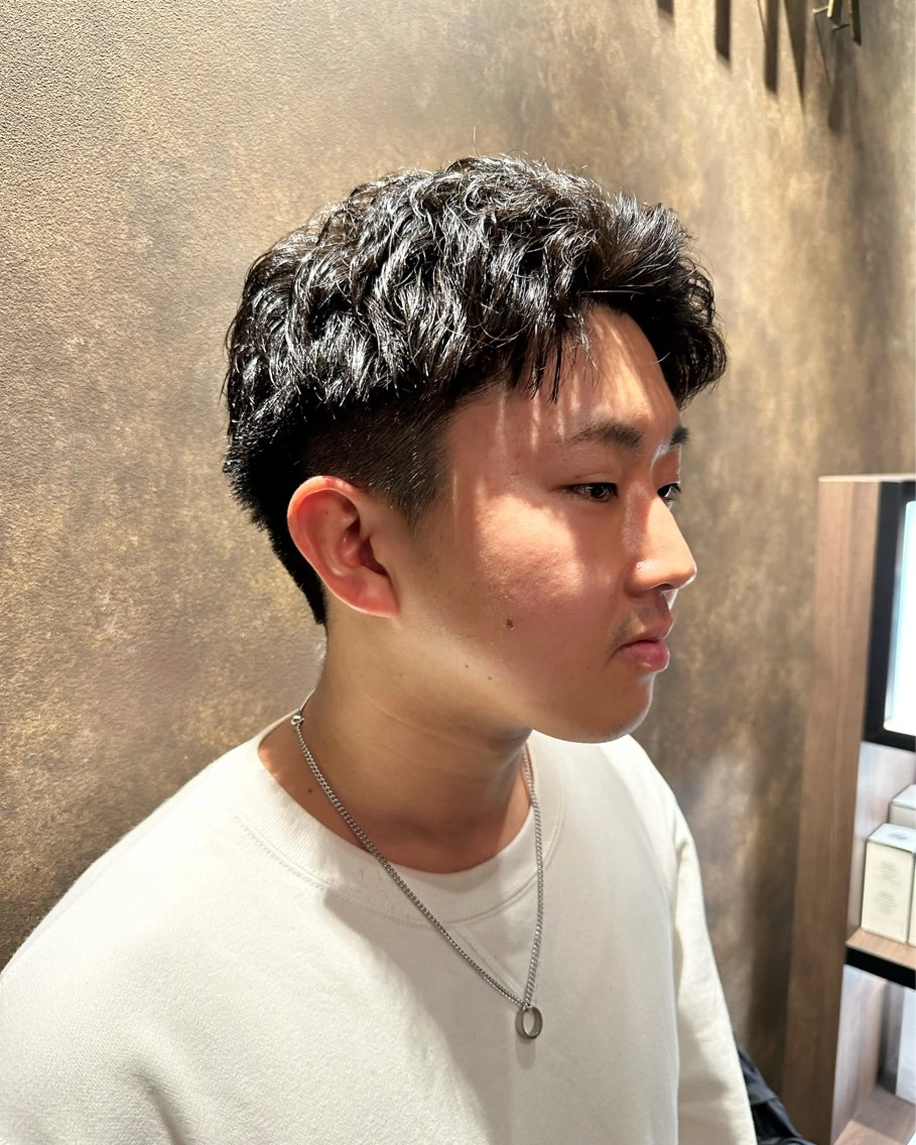 メンズ カット パーマ 齊藤政太 顔周り カット 透明感カラーのヘアスタイル