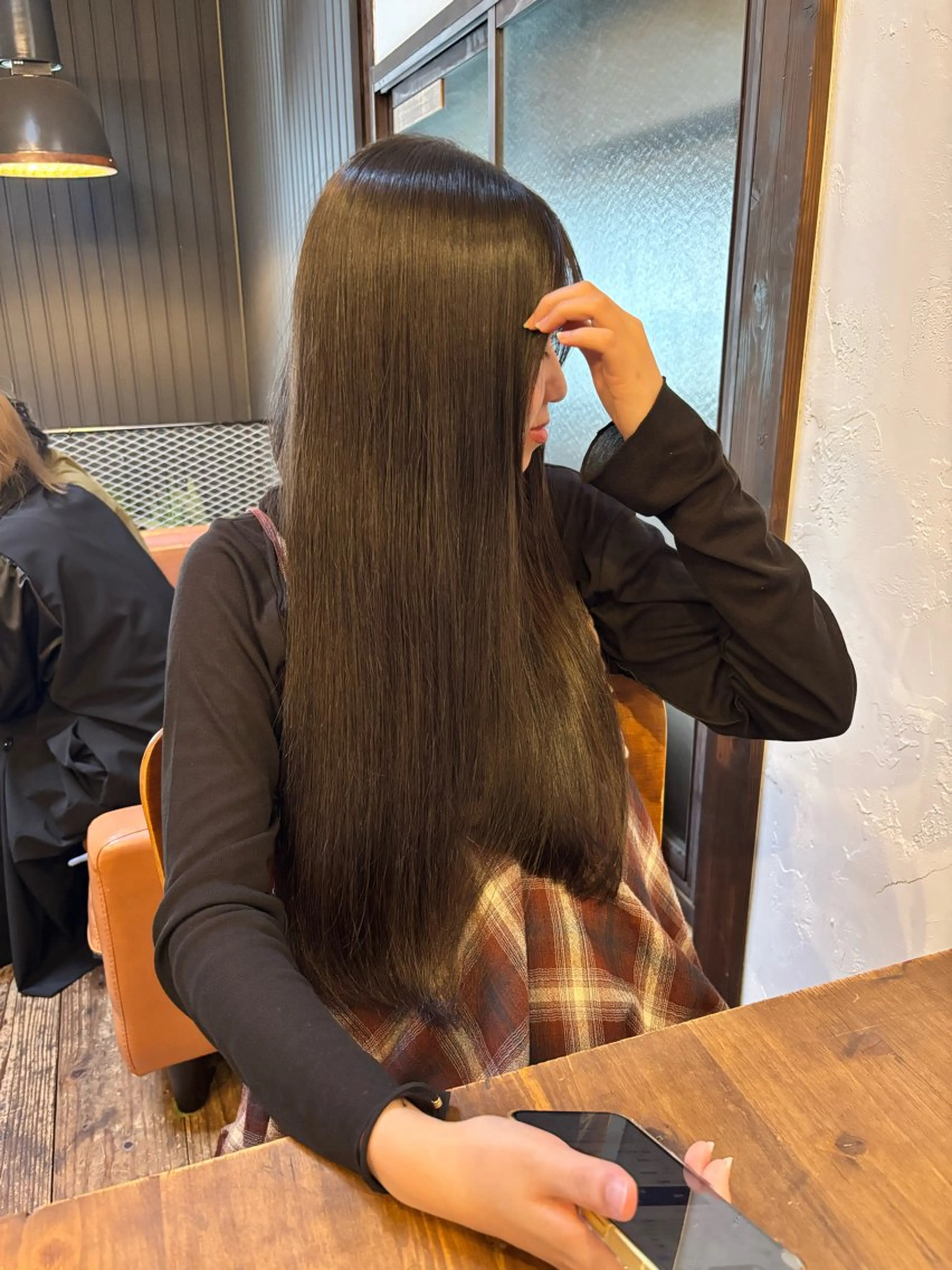 ロング 縮毛矯正 com’sLibli 澤井凜のヘアスタイル