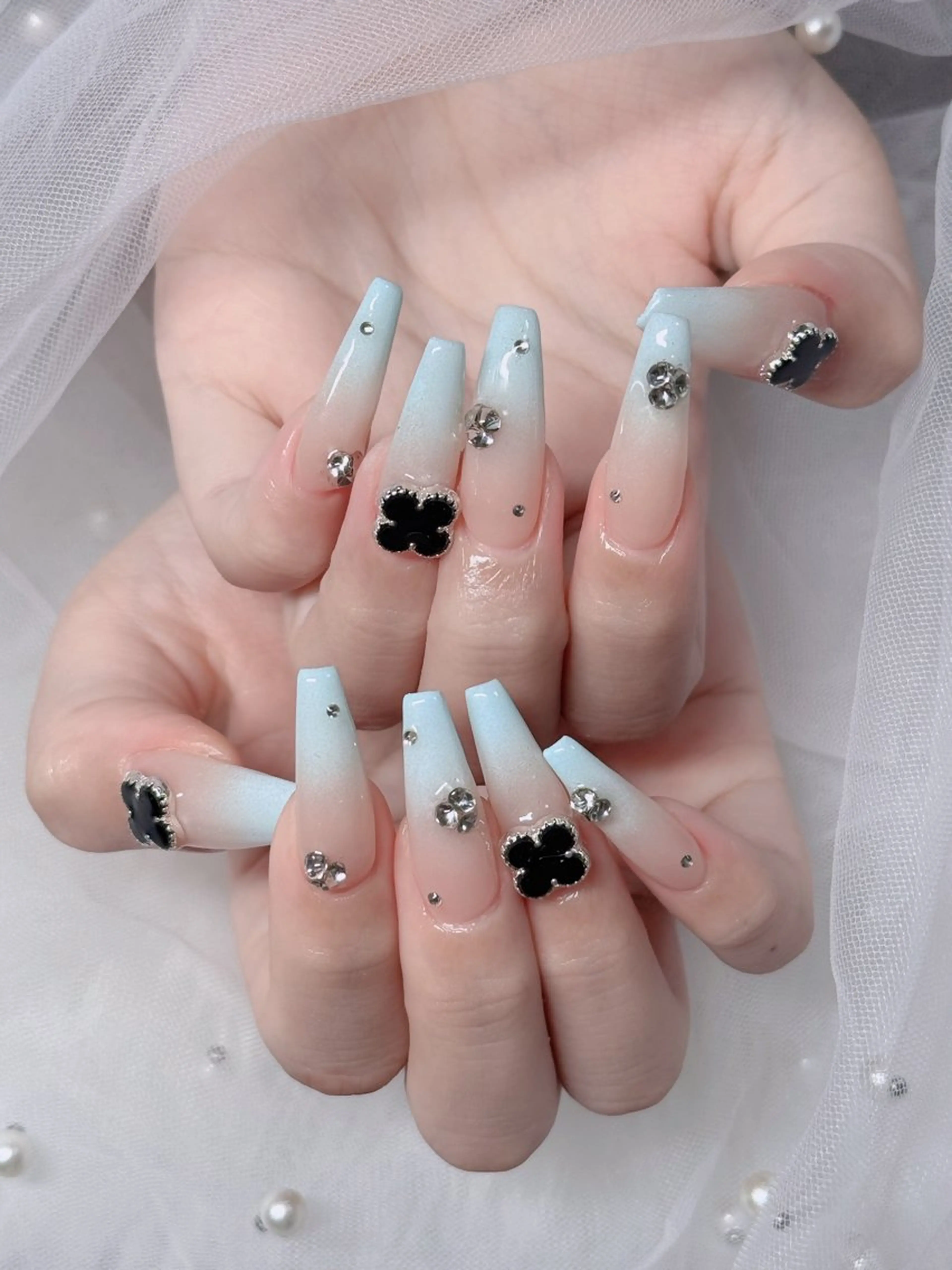 ネイル フレンチネイル ジェルネイル ハロウィン キラキラネイル 韓国ネイル H.babynailsalon所属・H.baby Nail Salonのネイルデザイン