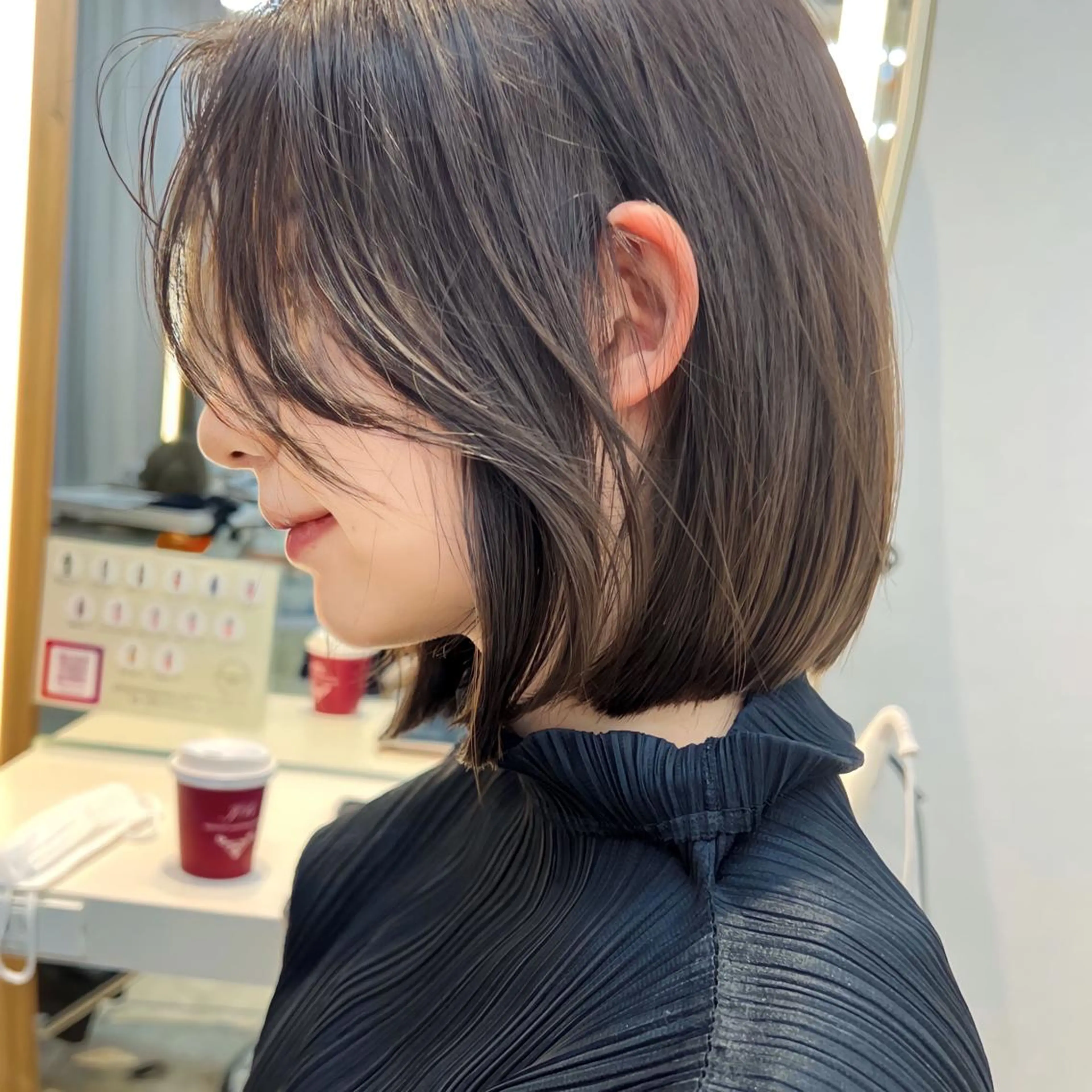 ミディアム カラー ミストバング グレージュ ボブ くびれヘア 斜めバング カット ヘアカラー トリートメント ニュアンスレイヤー ハイトーンカラーのヘアスタイル