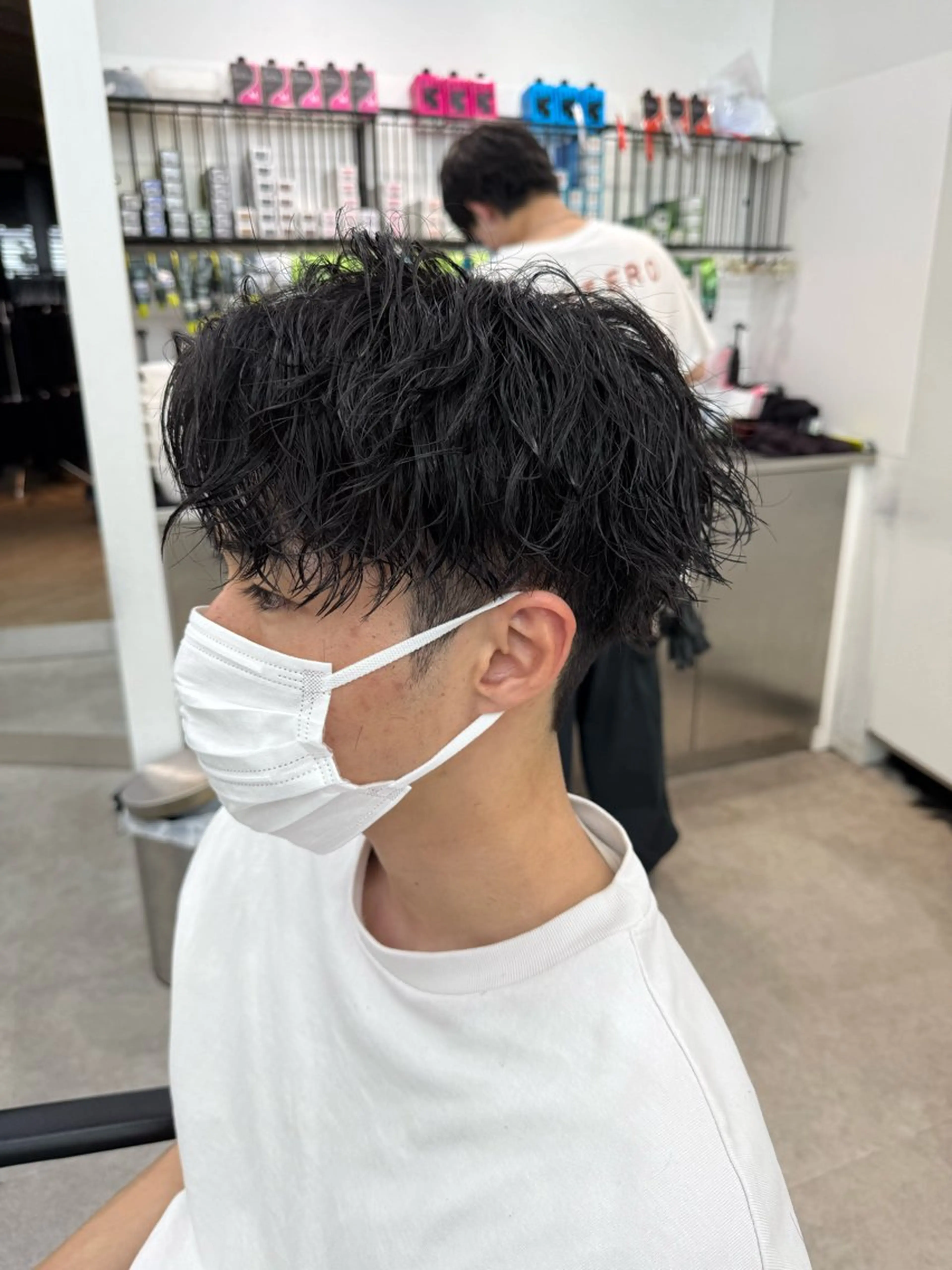 ショート カラー パーマ メンズ キッズ メンズパーマ ツイストスパイラルパーマ スパイラルパーマ 岩本晴佳/波巻きパー マ/フェザーパーマのヘアスタイル