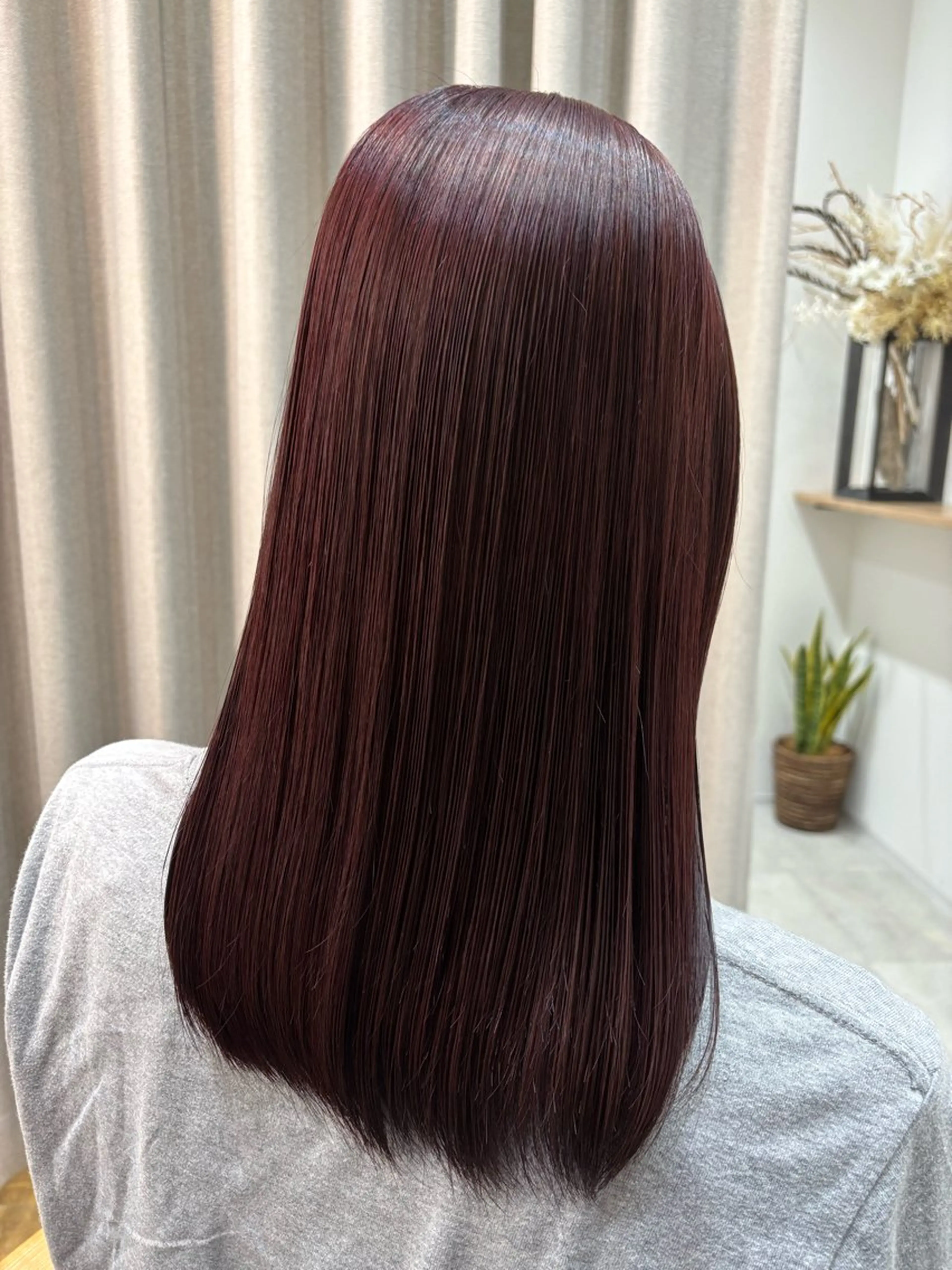 セミロング カラー ボルドーカラー ヘアカラー トリートメント Atre.所属・🤍美髪縮毛/髪質 改善/池上夏凜🤍のヘアスタイル