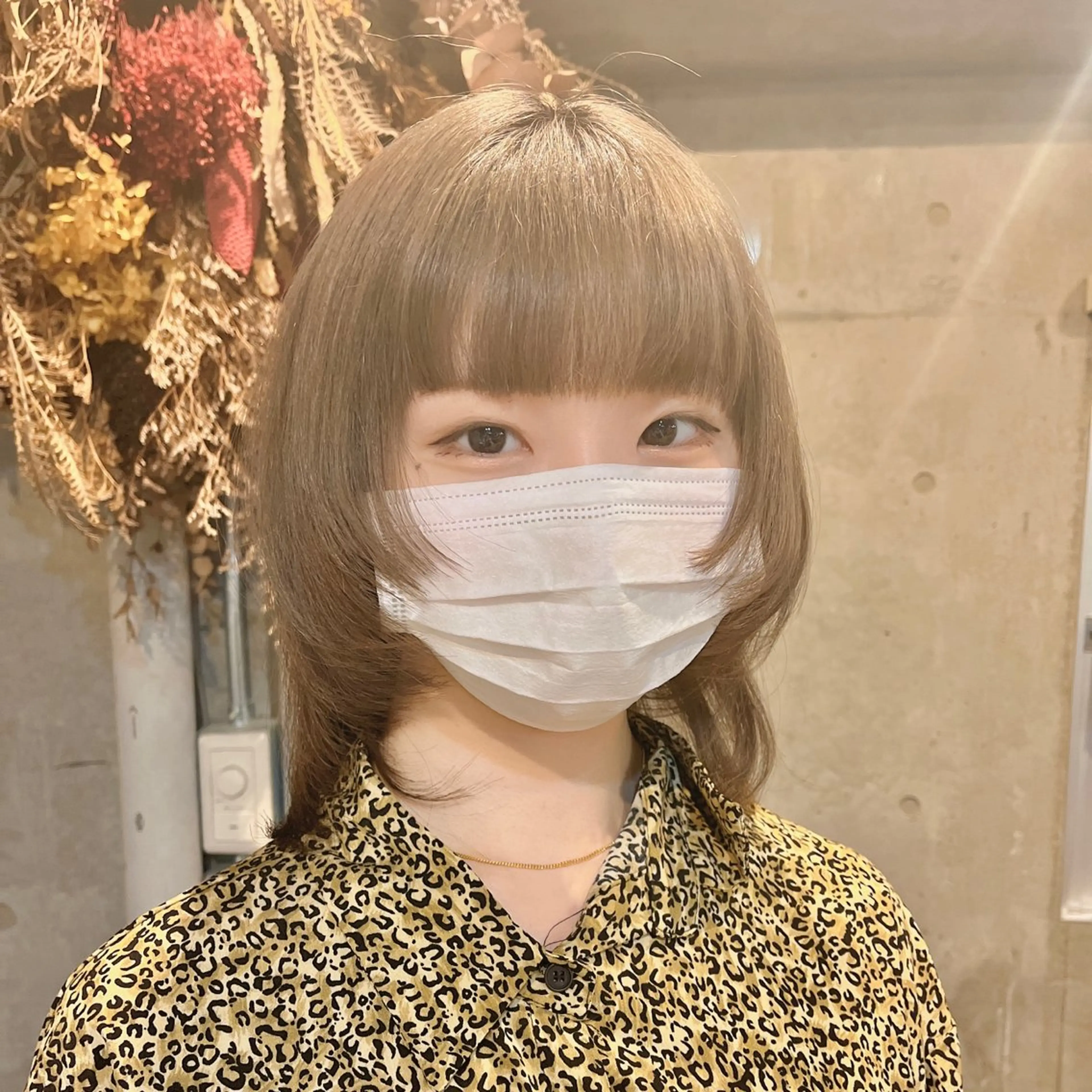 ミディアム カラー ベージュカラー ブリーチ ダブルカラー ミルクティーベージュ 顔まわりレイヤー ヘアカラー 藤澤 夏実/インナーカラーのヘアスタイル