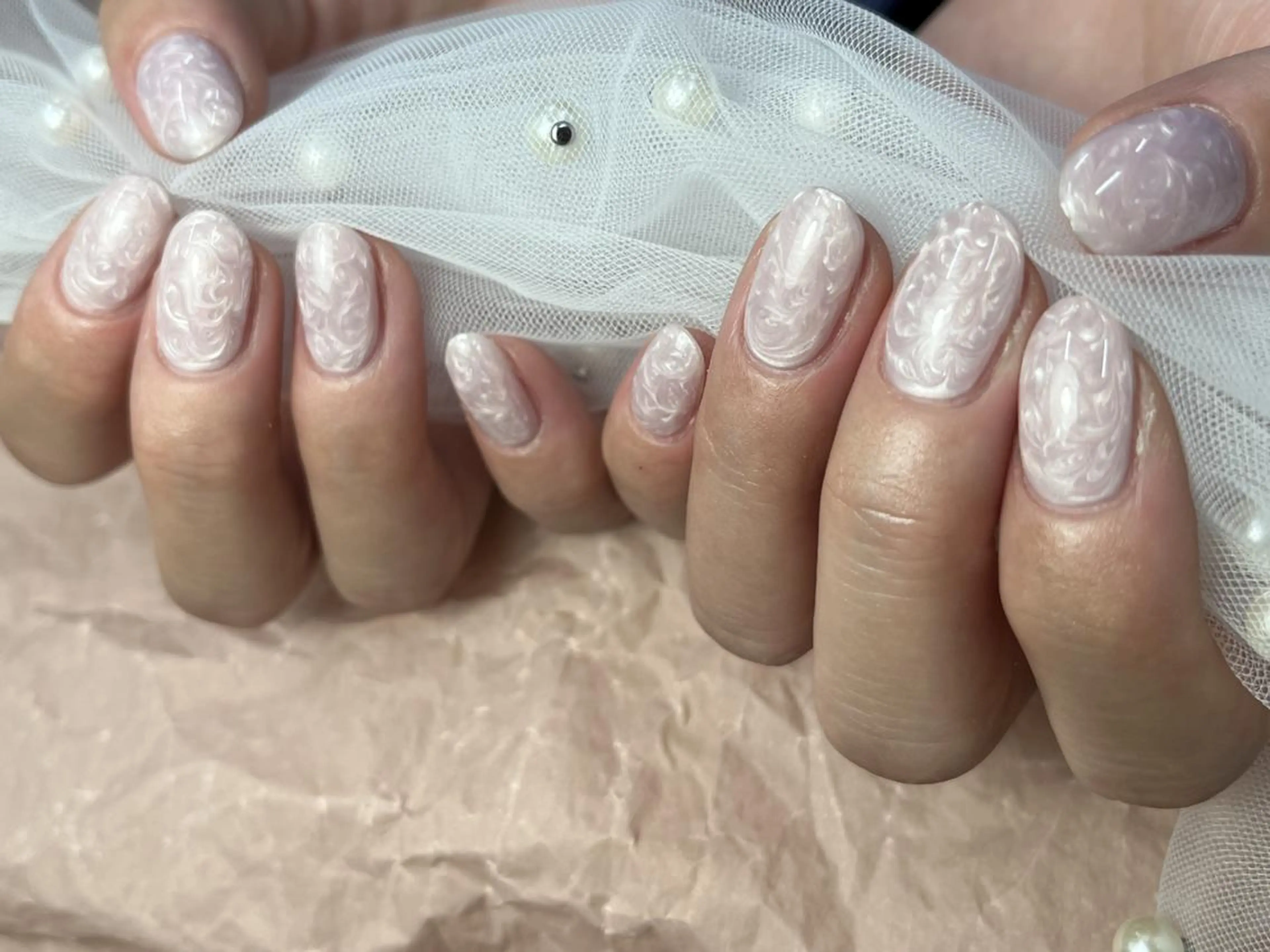 ネイル フラワーネイル ブライダルネイル ホワイト ハンドネイル ハンドケア ToliyDeliy Nail Salonのネイルデザイン
