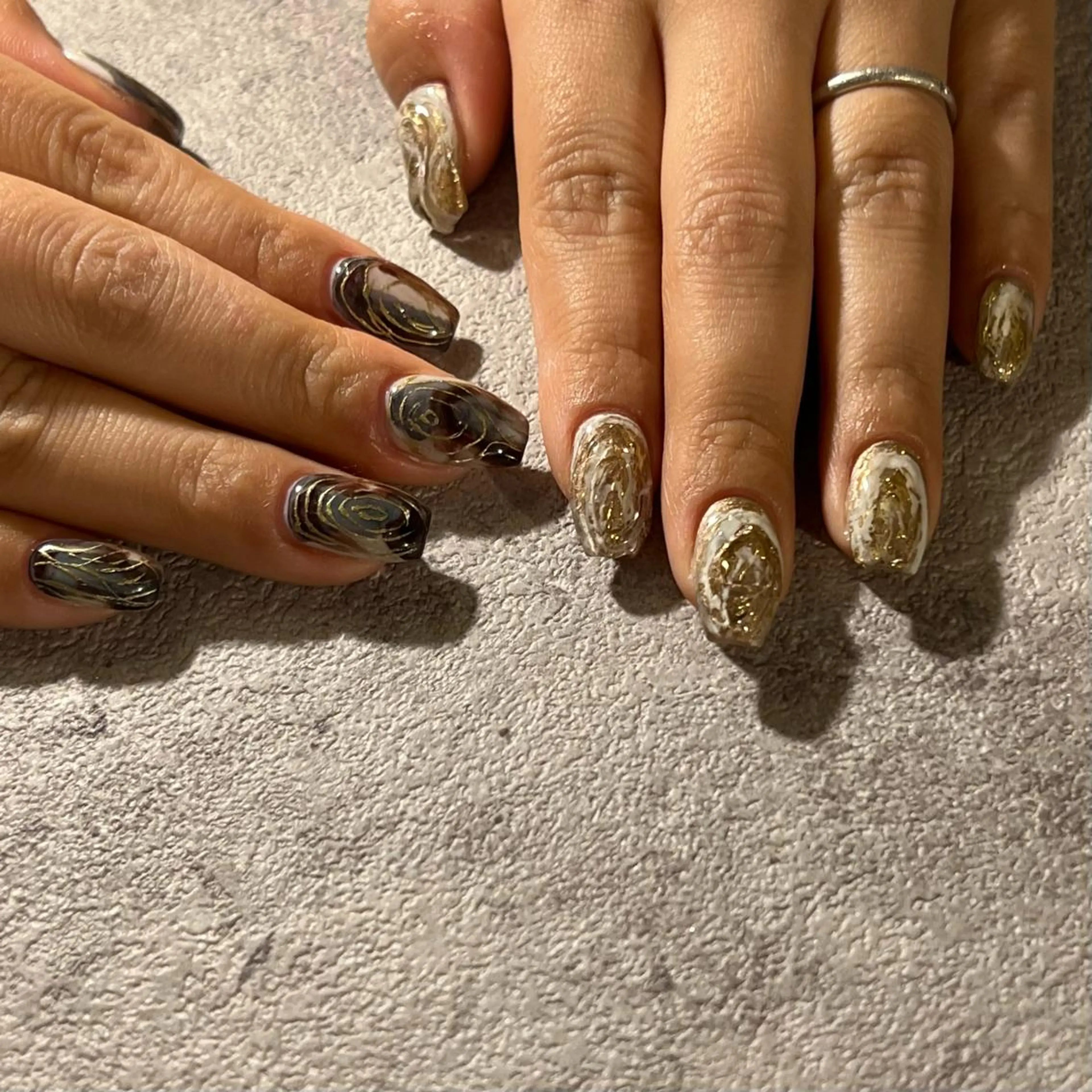 ネイル ゴールド ニュアンスネイル ハンドネイル 𝐫𝐚𝐢 𝐧𝐚𝐢𝐥のネイルデザイン