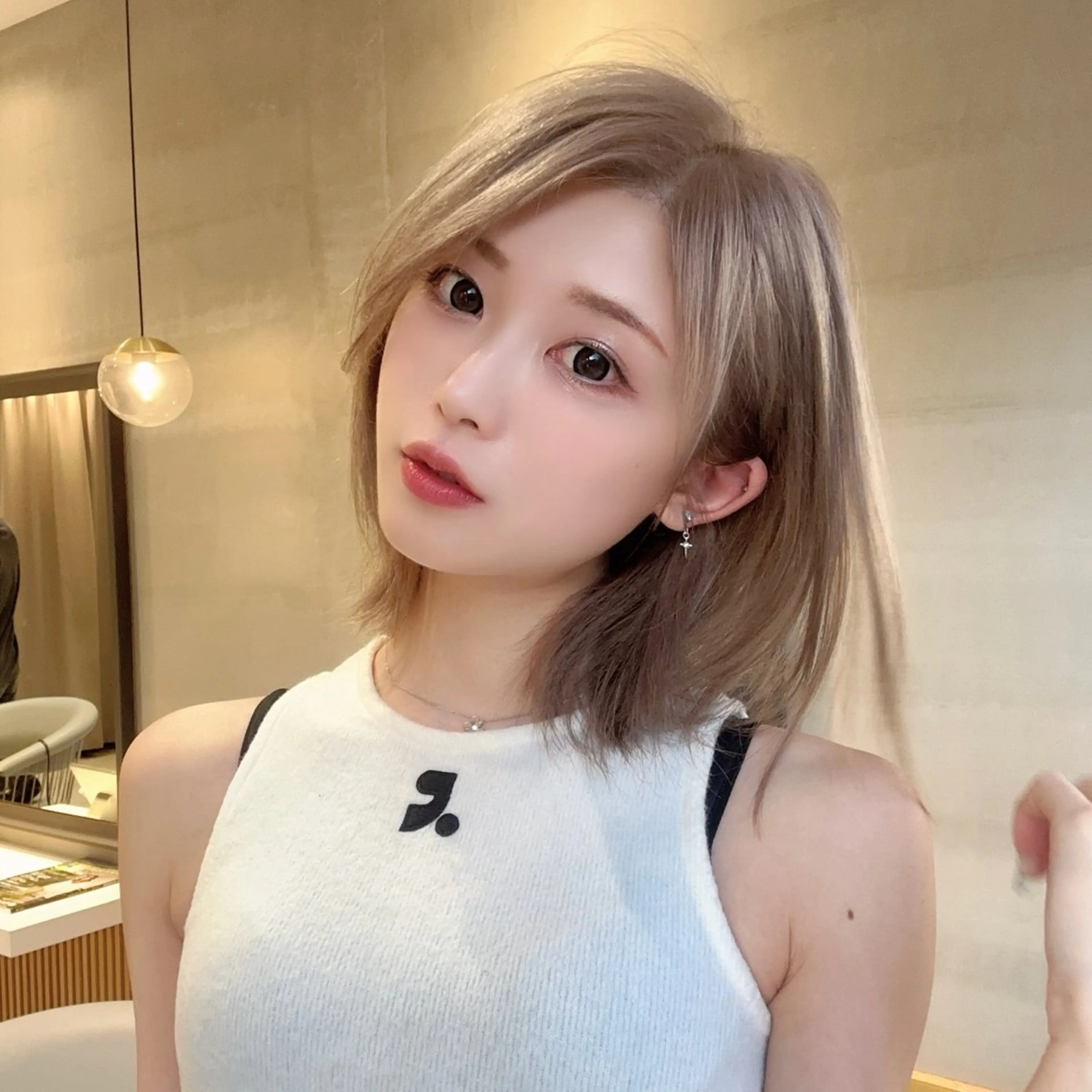 ミディアム カラー ベージュカラー ブリーチ ハイトーンカラー ミルクティーベージュ ホワイトベージュ カット ヘアカラー トリートメント 💛うる艶ハイトーン LEON💛のヘアスタイル