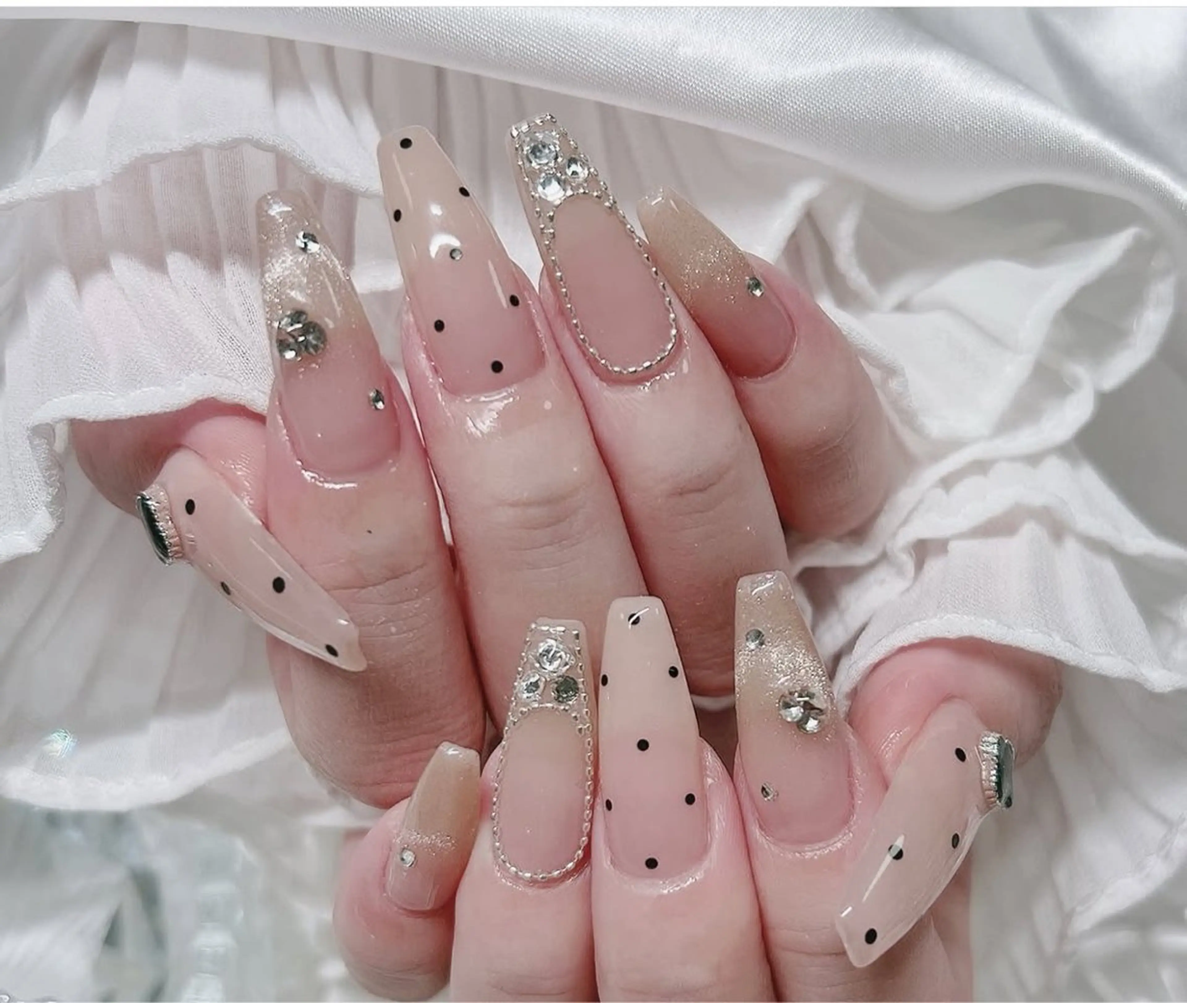 ネイル 長さ出し グラデーション キラキラネイル 韓国ネイル ラメ(グリッター) ハンドネイル ハンドケア Chisa Nail Studio所属・リ リのネイルデザイン
