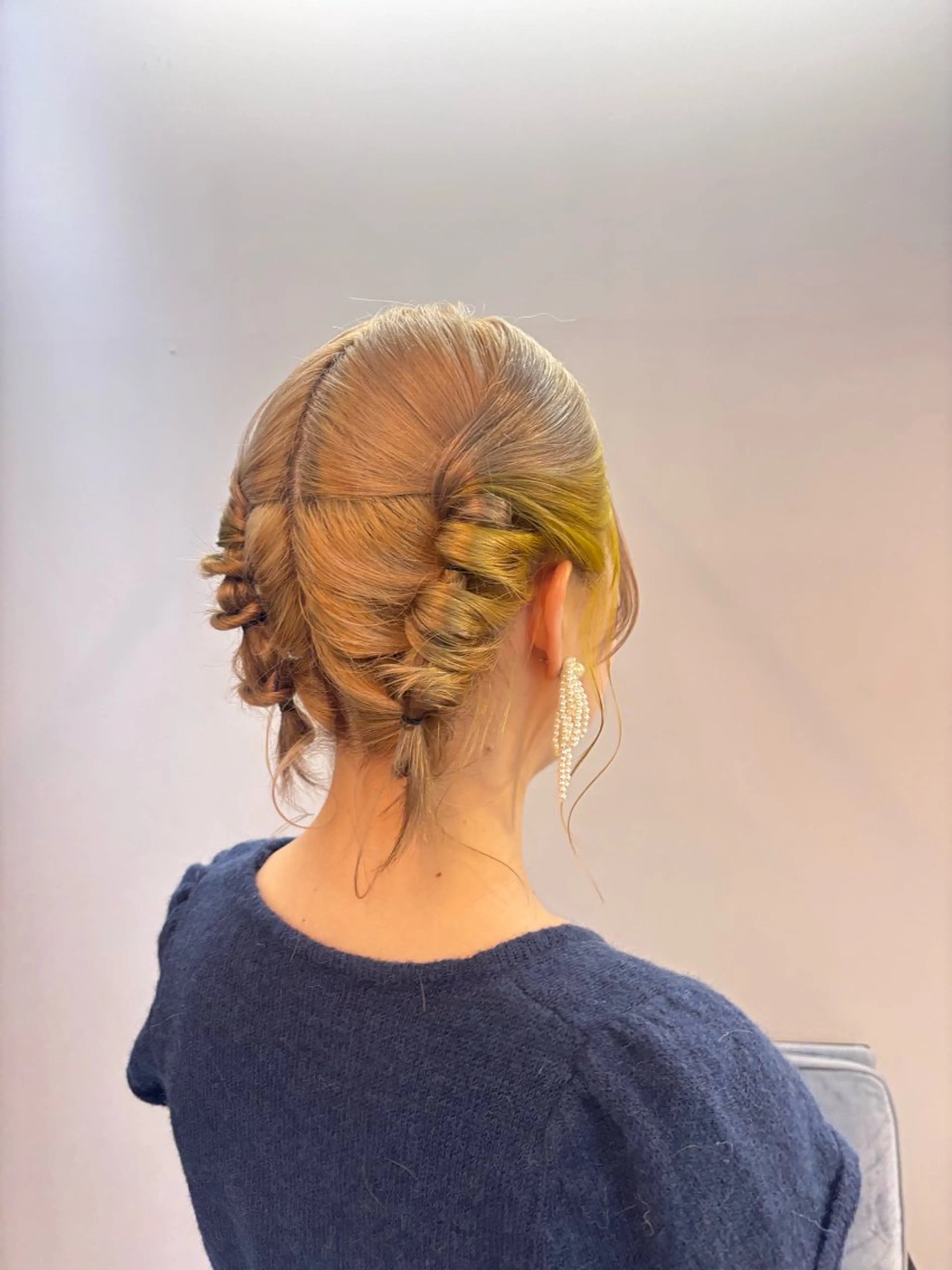 ミディアム カラー ヘアアレンジ ベージュカラー デザインカラー イエローカラー momo/ハイトーン /デザイン/アレンジのヘアスタイル