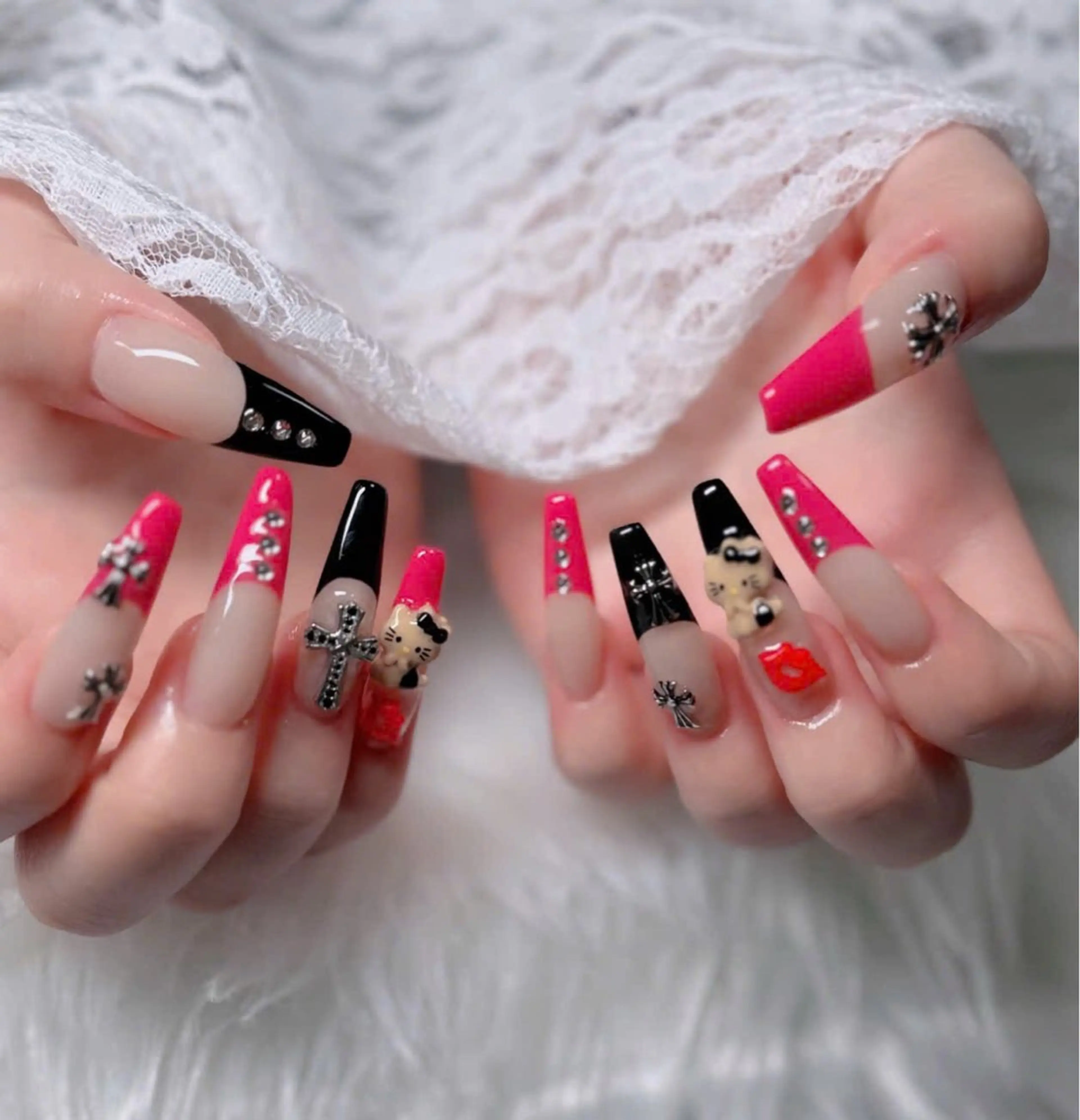 ネイル フレンチネイル ジェルネイル ハロウィン キラキラネイル 韓国ネイル H.babynailsalon所属・H.baby Nail Salonのネイルデザイン