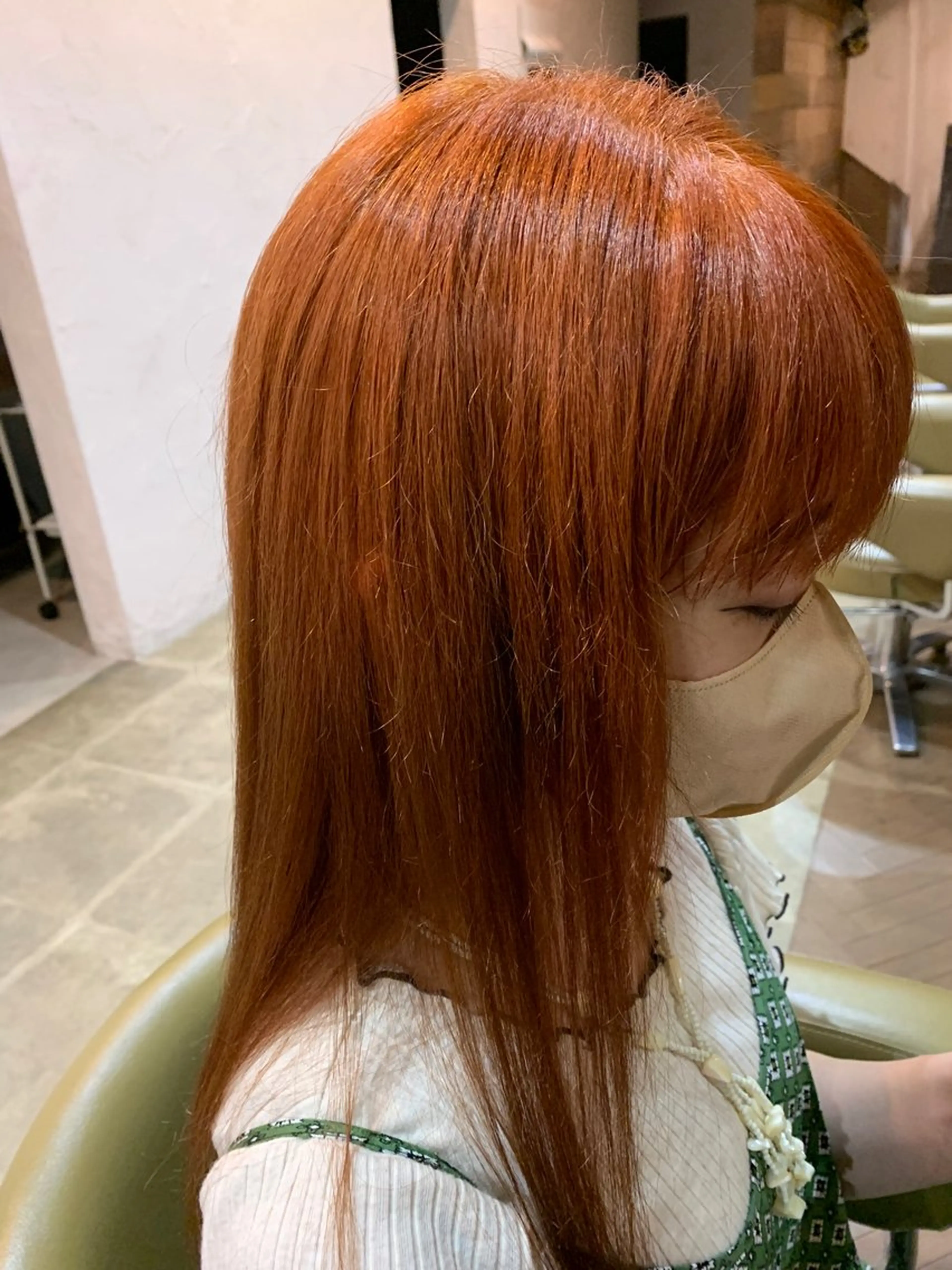 カラー ブリーチ オレンジ 礒谷 夏帆のヘアスタイル