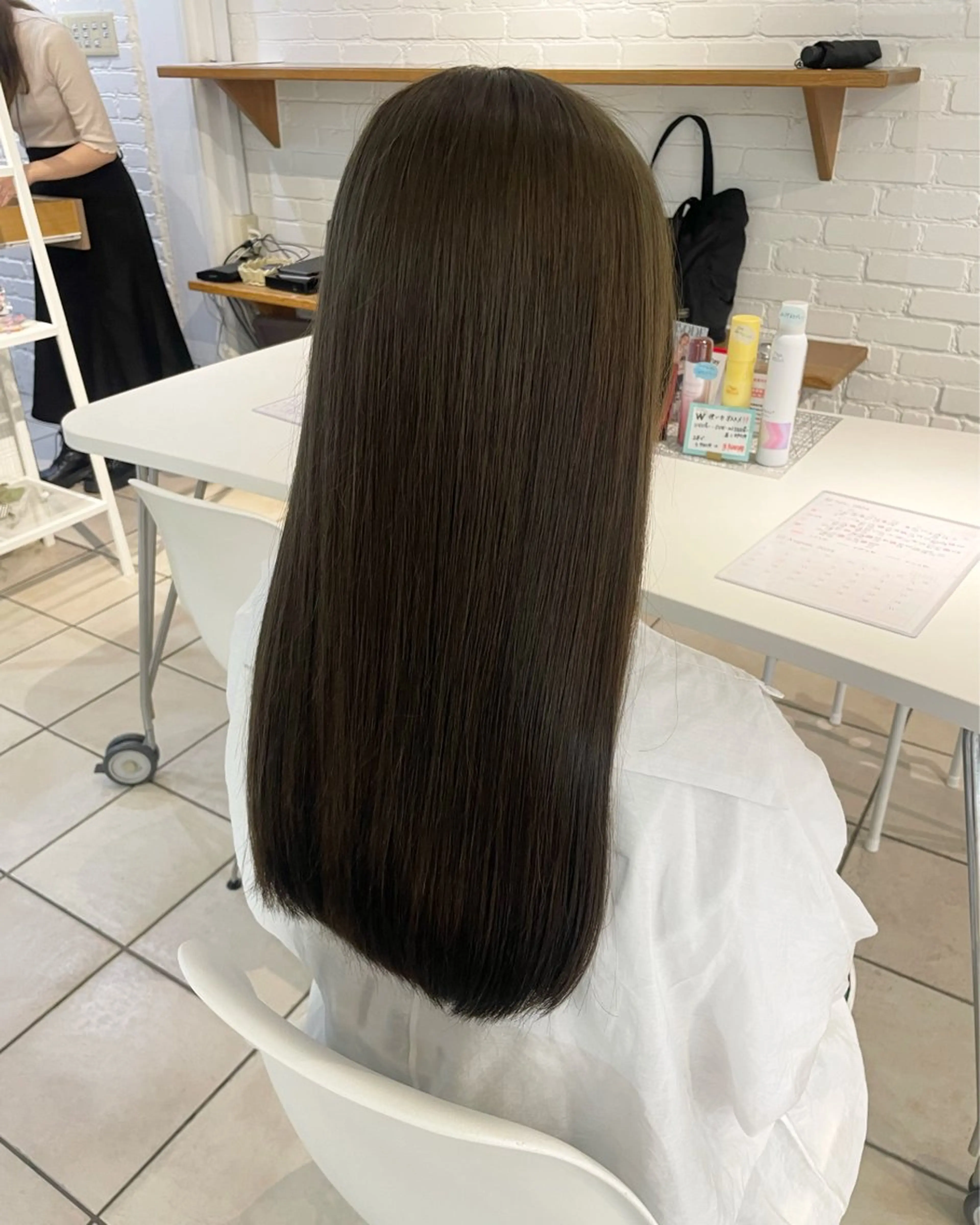 ロング カラー ベージュカラー ブリーチ オリーブベージュ 木實 瑶華のヘアスタイル