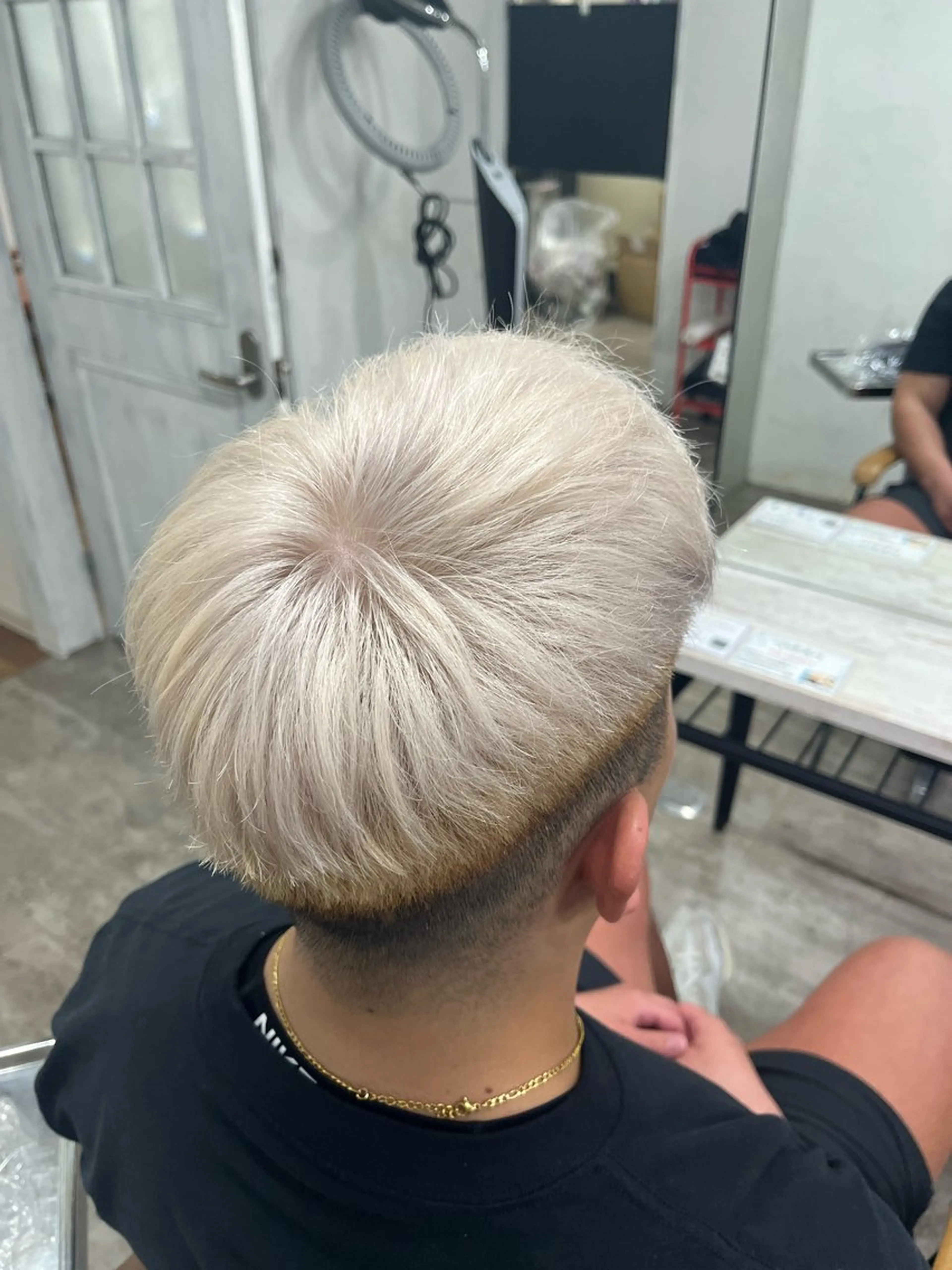 ショート カラー メンズ メンズブリーチ ベージュカラー 黒髪 ブリーチ ケアブリーチ ヘアカラー トリートメント ハイトーンケアカラー コト👱🏻‍♀️のヘアスタイル