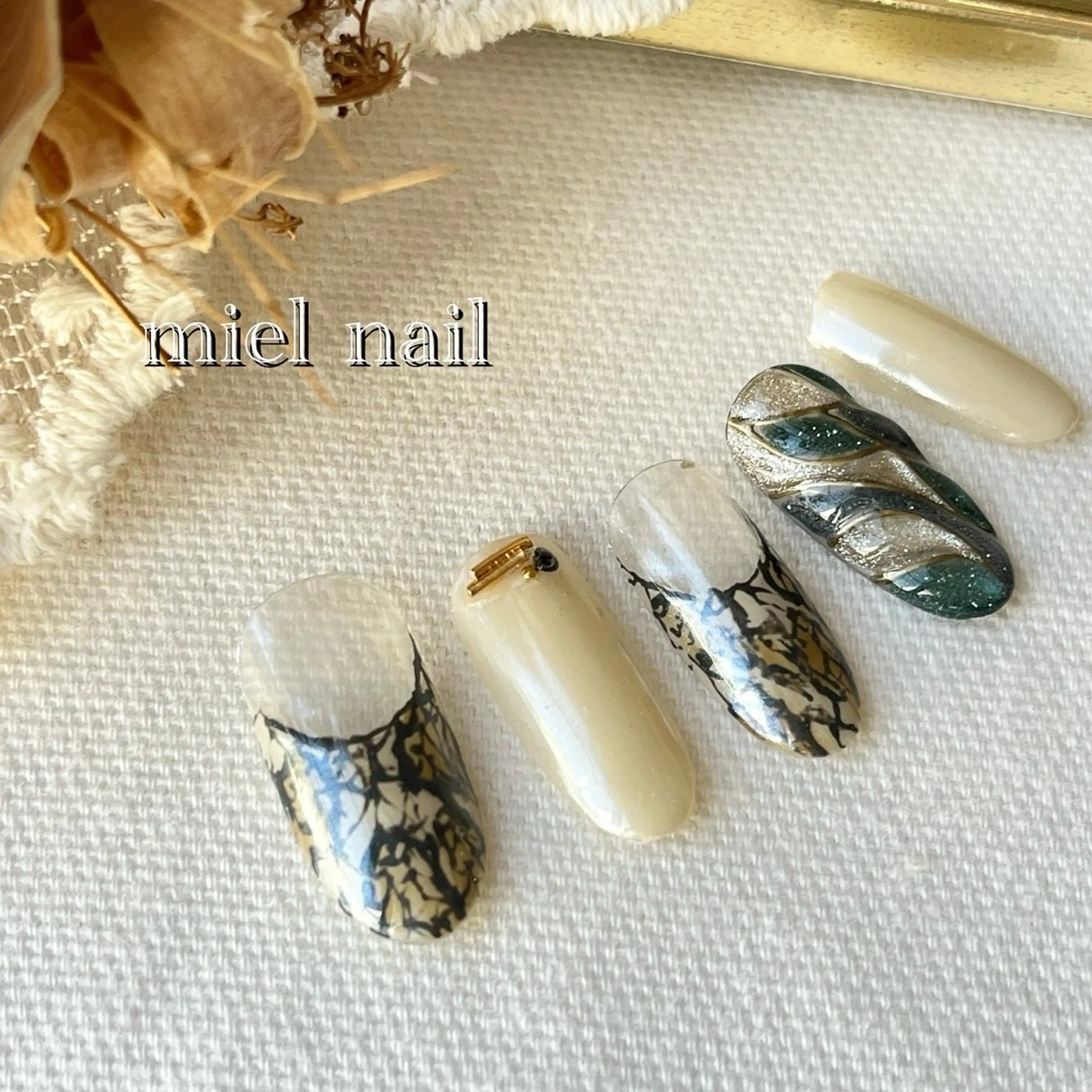ネイル ミラーネイル ホワイト ハンドネイル miel nailのネイルデザイン