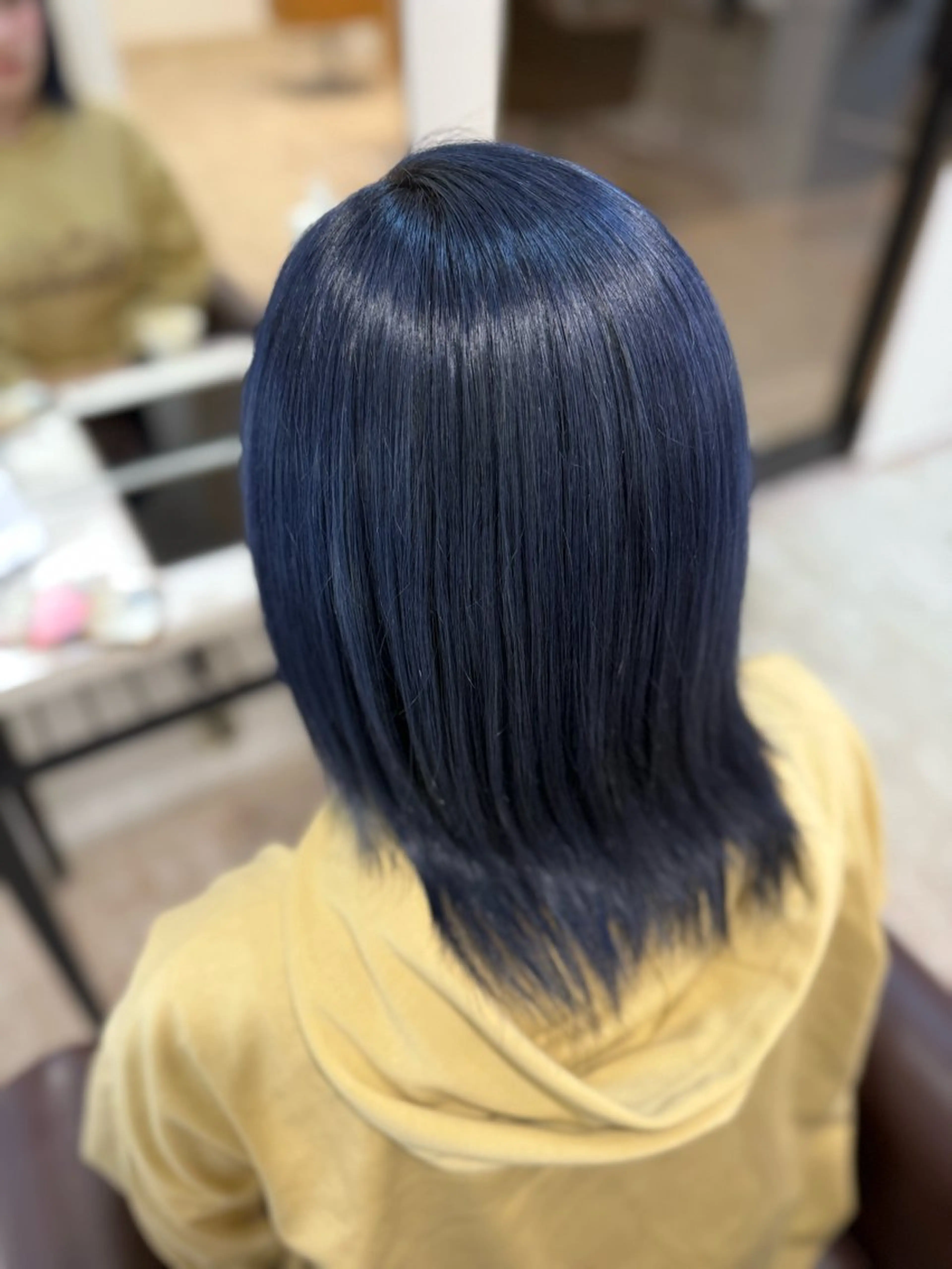 ミディアム カラー ブリーチ ブルーカラー ネイビーカラー ヘアカラー Soleil【ソレイユ】所属・黒地 陽菜のヘアスタイル