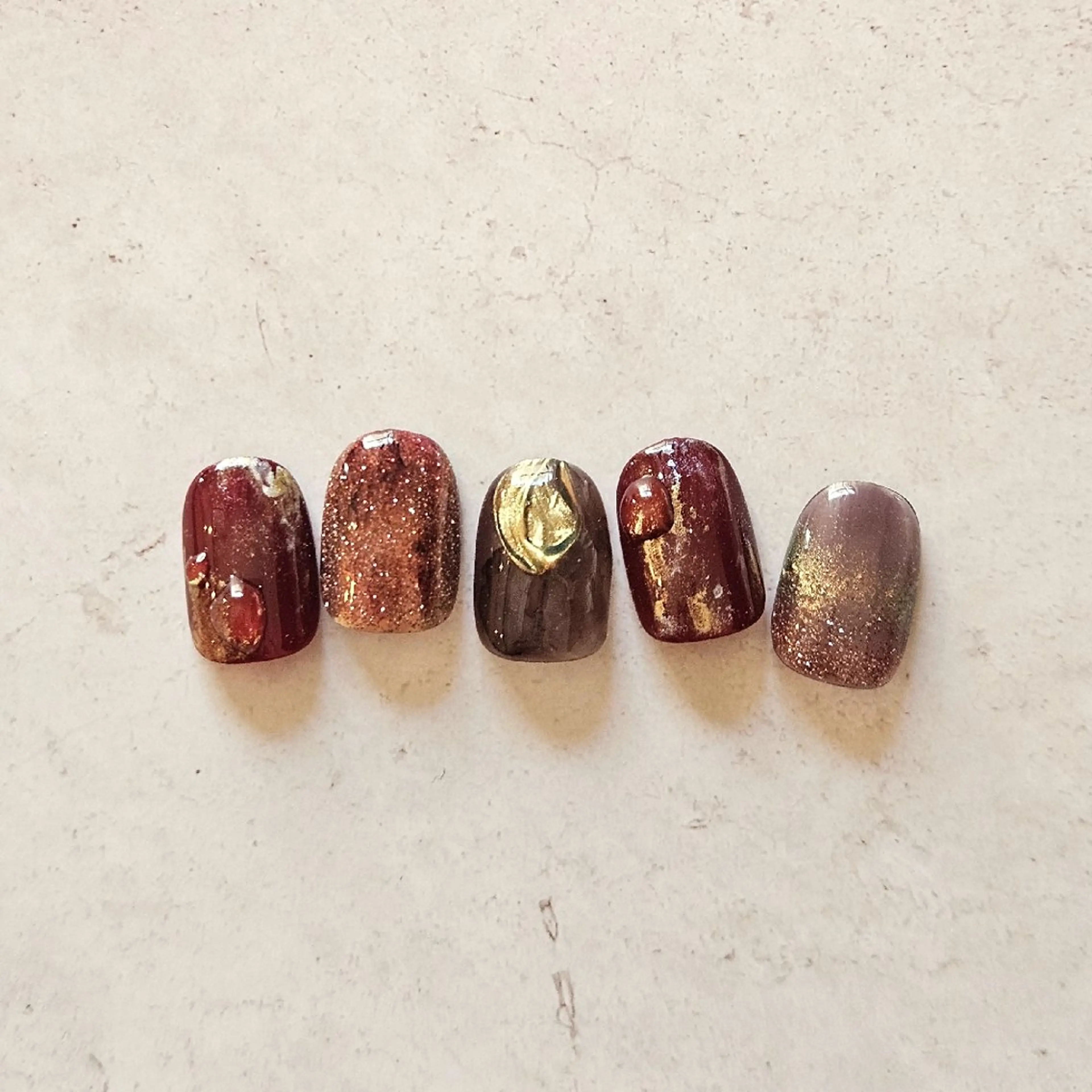 ネイル キラキラネイル マグネットネイル 赤色 冬ネイル クリスマス ハンドネイル Nailsalon manoのネイルデザイン