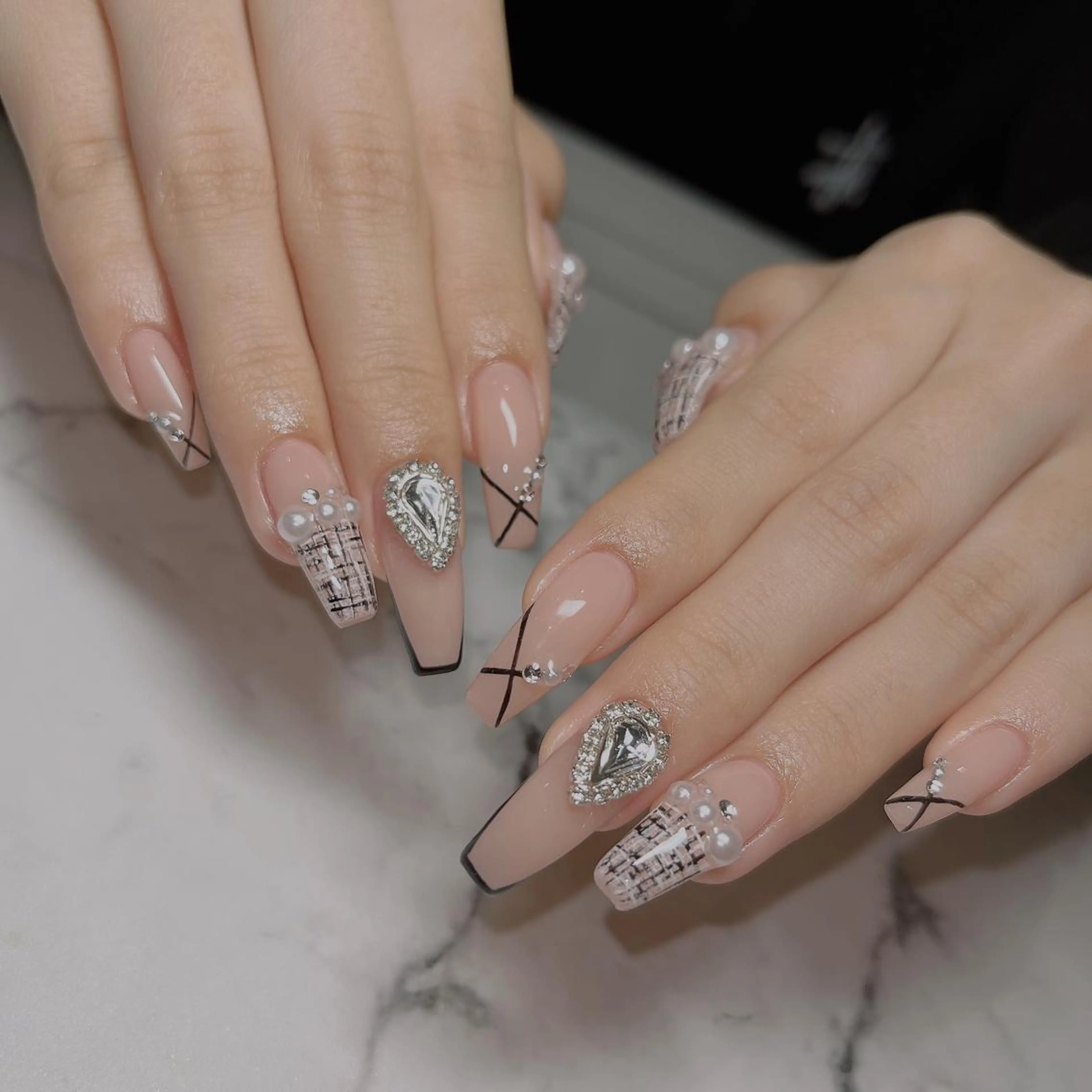 ネイル フットネイル フレンチネイル ジェルネイル ラメ(グリッター) ラメグラデーション ハンドネイル NEO Beauty Salon所属・𝐍𝐄𝐎 𝐉𝐔𝐑𝐈のネイルデザイン