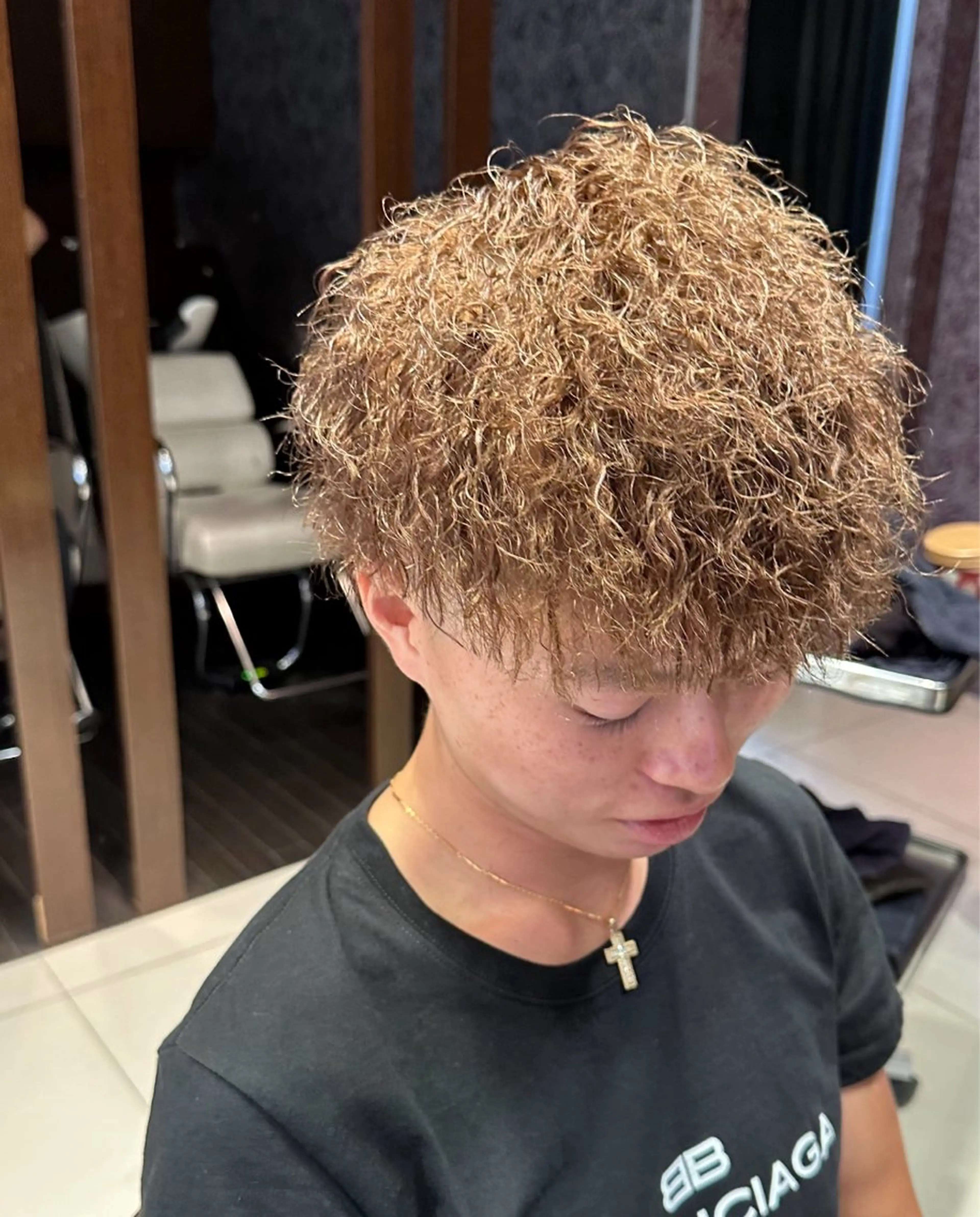 カラー パーマ メンズ メンズパーマ メンズ特化　パーマ メッシュハイライトのヘアスタイル