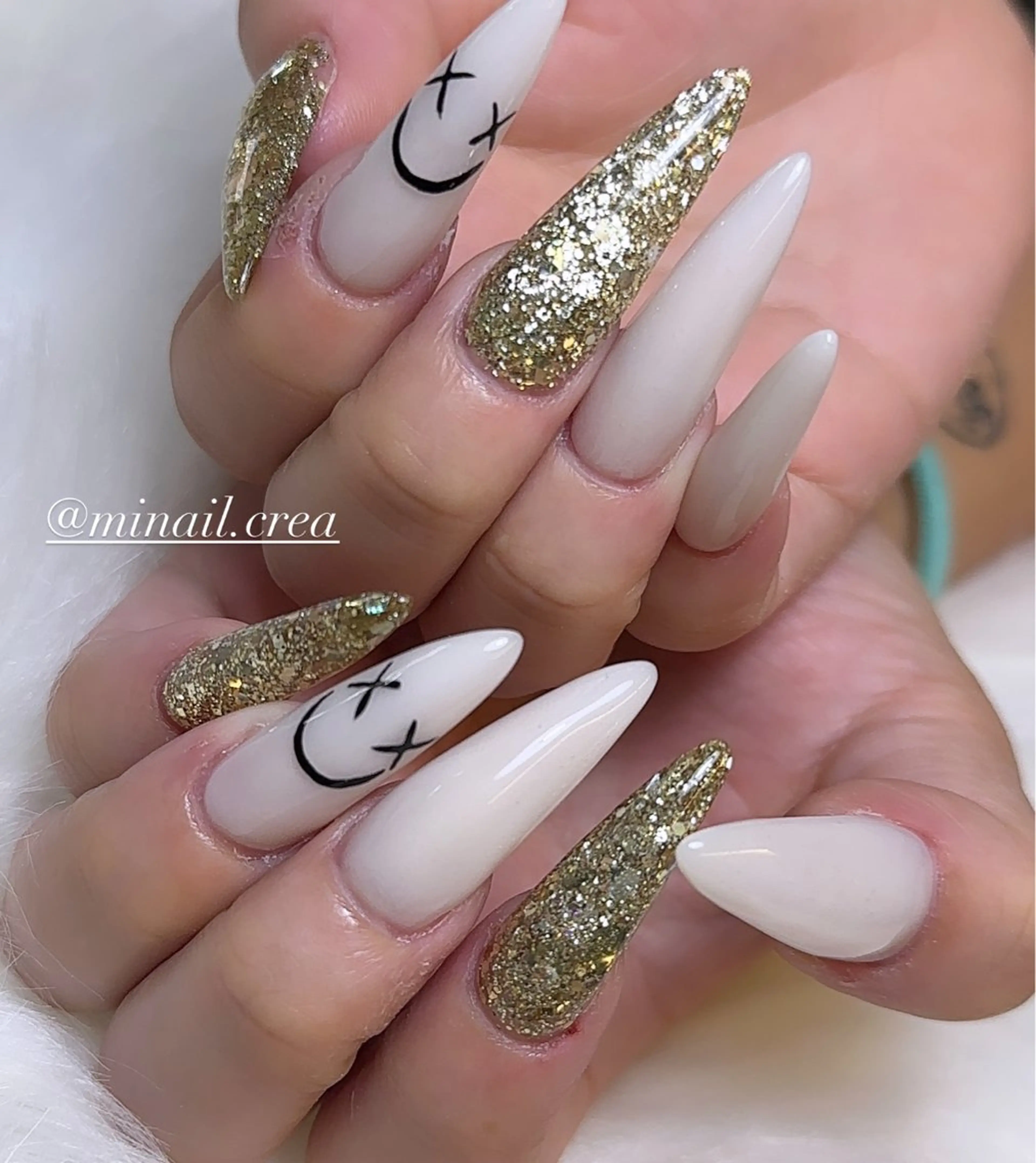 ネイル ジェルネイル ゴールド キラキラネイル ロングネイル ワンカラーネイル ハンドネイル CRéA　-private nailsalon-所属・CReA nailのネイルデザイン