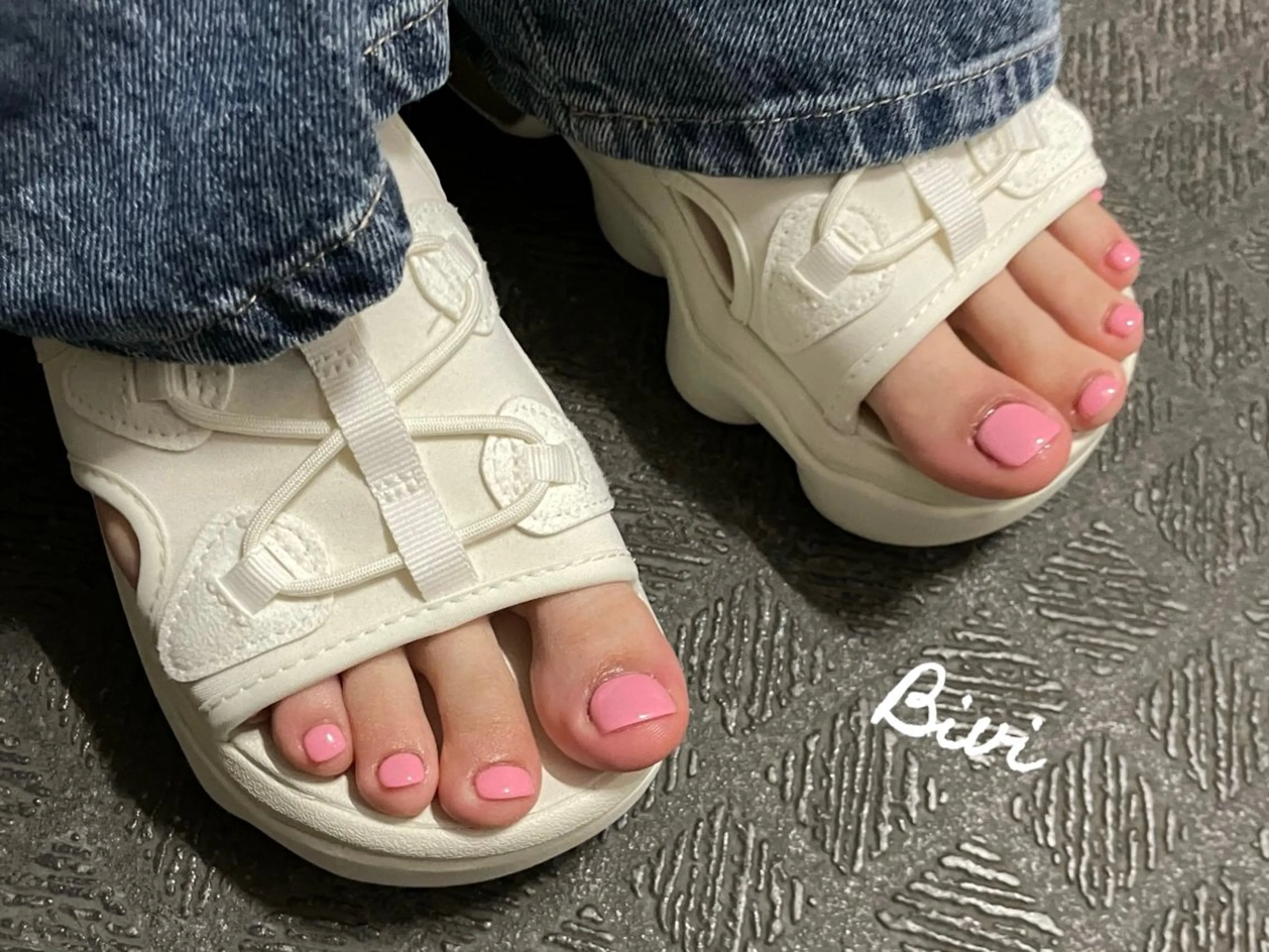ネイル アートネイル フラッシュネイル フットネイル ラメ(グリッター) シルバー フットネイル ♡Bivi♡自爪に 優しいネイルサロンのネイルデザイン