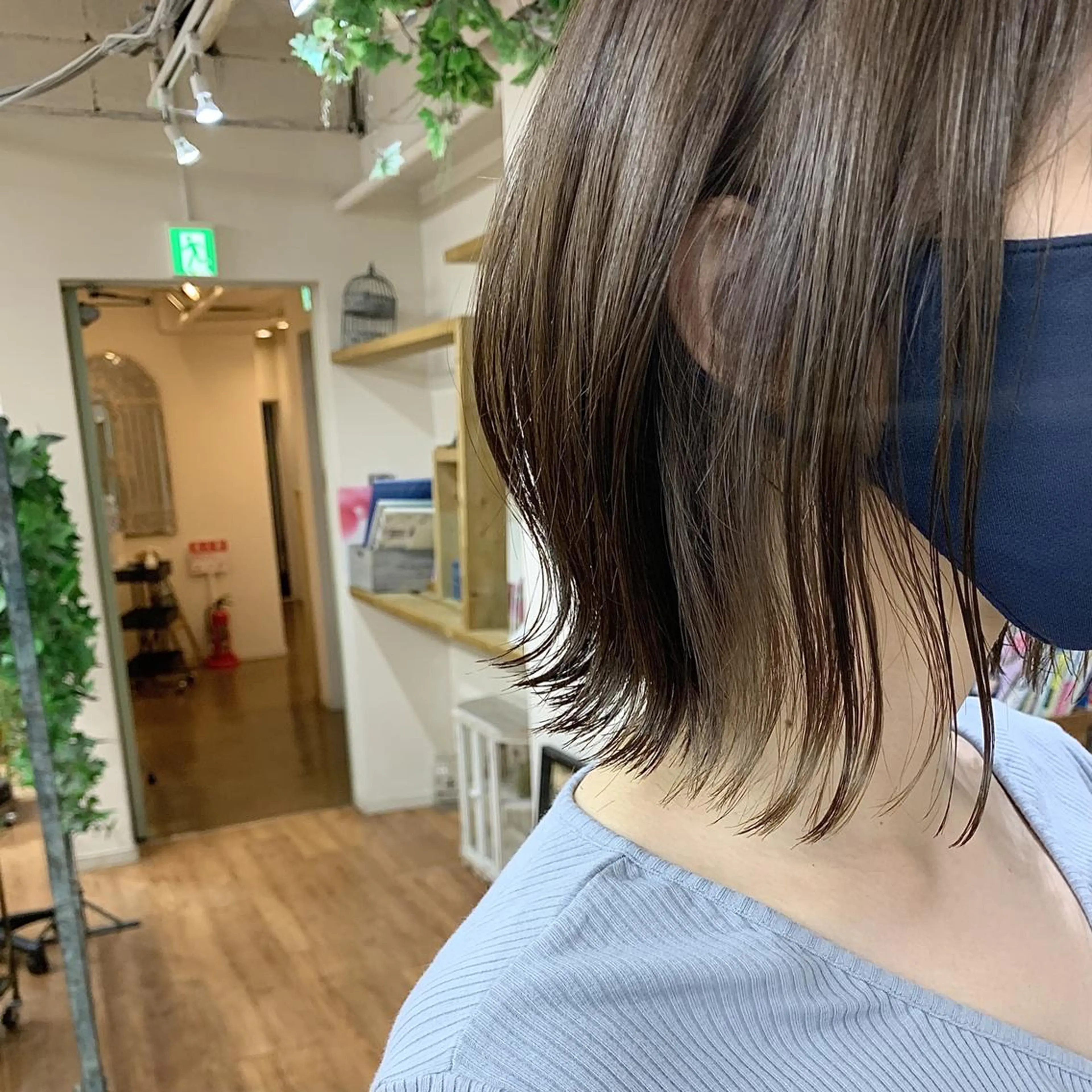 ショート カラー アッシュ ベージュカラー ハイトーンカラー お顔まわりカット🌱 emo.村松泉綺のヘアスタイル