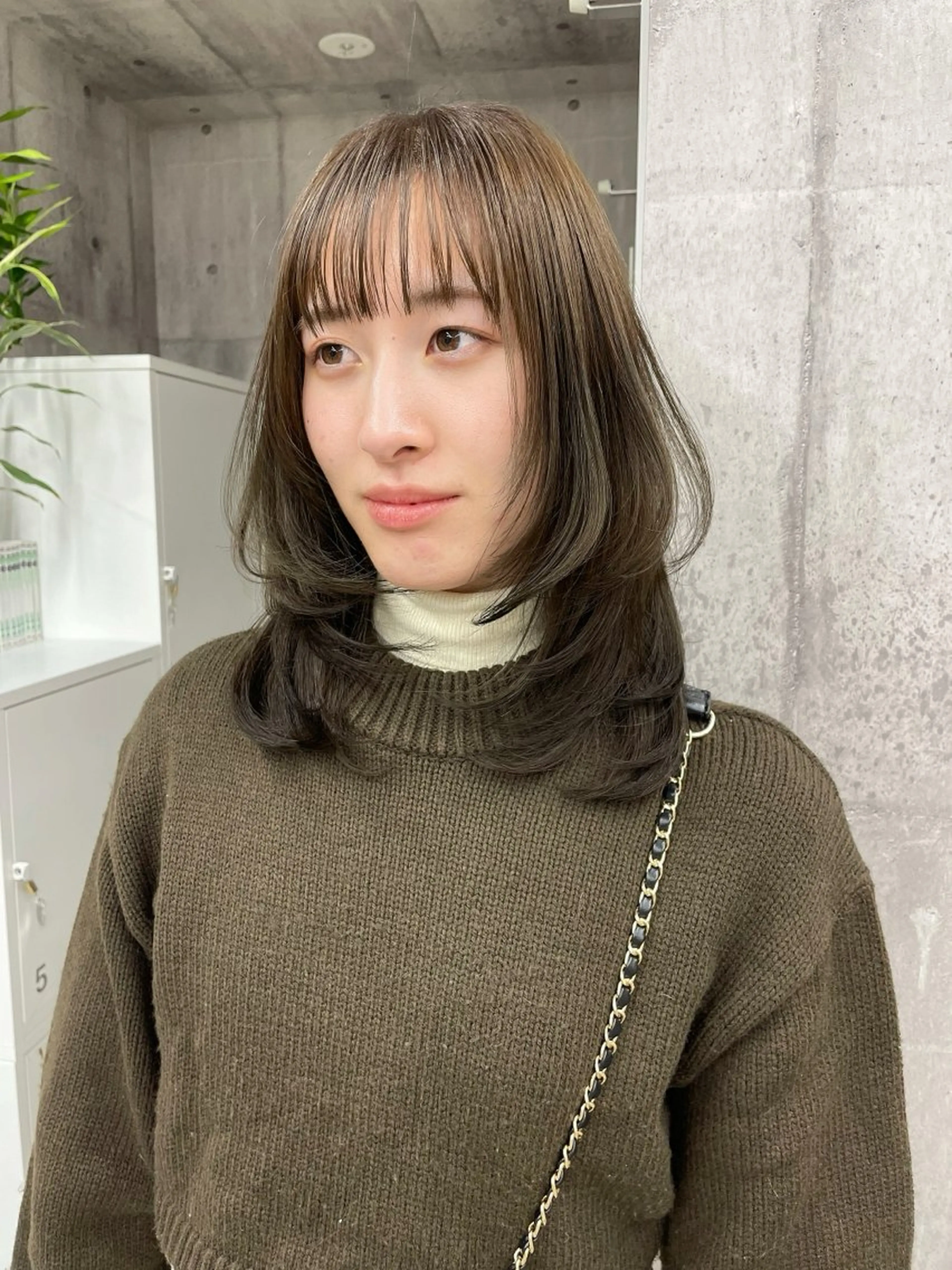 ミディアム カラー ミディアムレイヤー ベージュカラー オリーブベージュ レイヤーカット カット ヘアカラー 錦 茉李のヘアスタイル