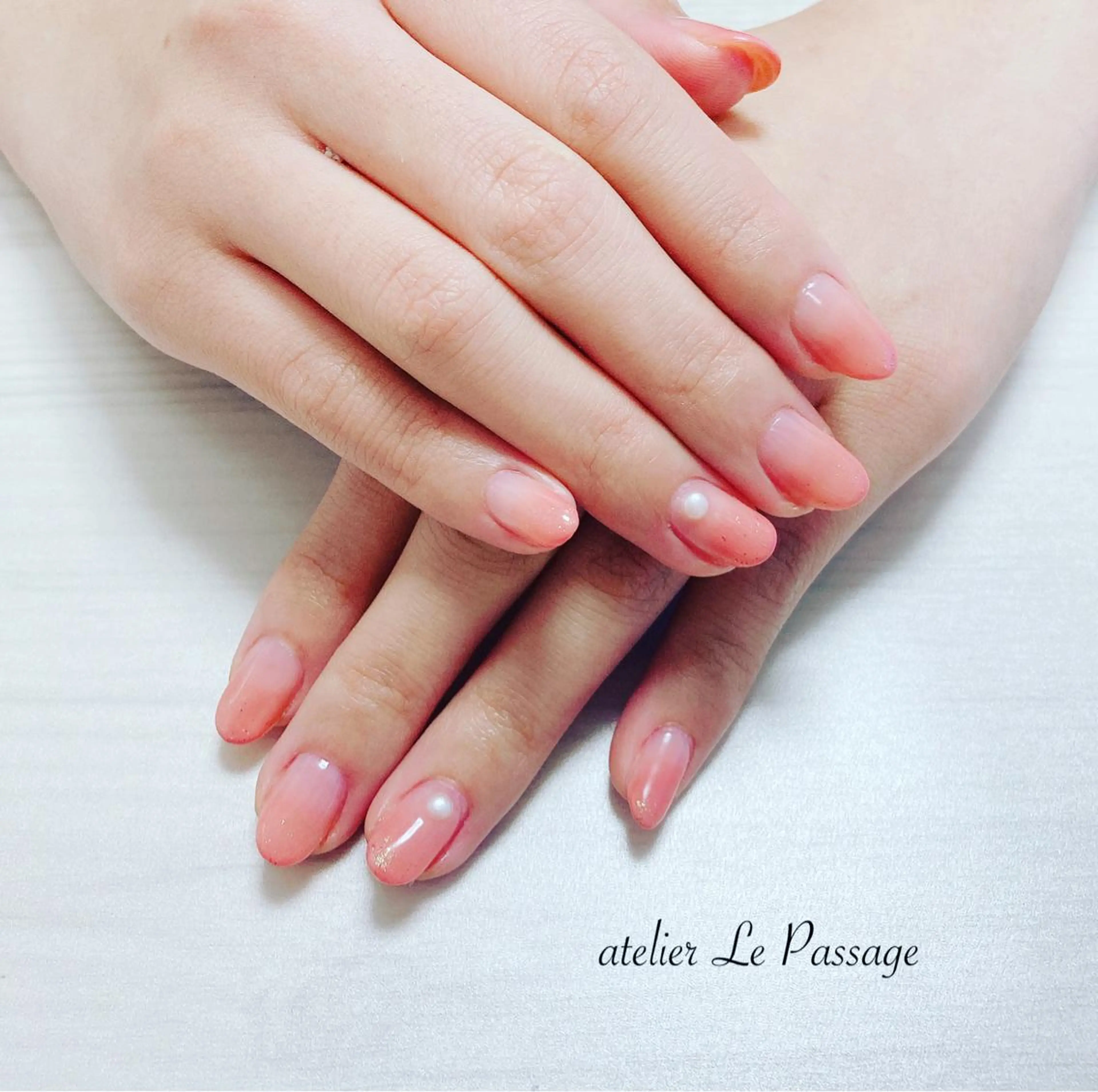 ネイル ジェルネイル グラデーション ラメ(グリッター) オフィスネイル ワンカラーネイル Atelier Le Passage所属・h nakatsukaのネイルデザイン