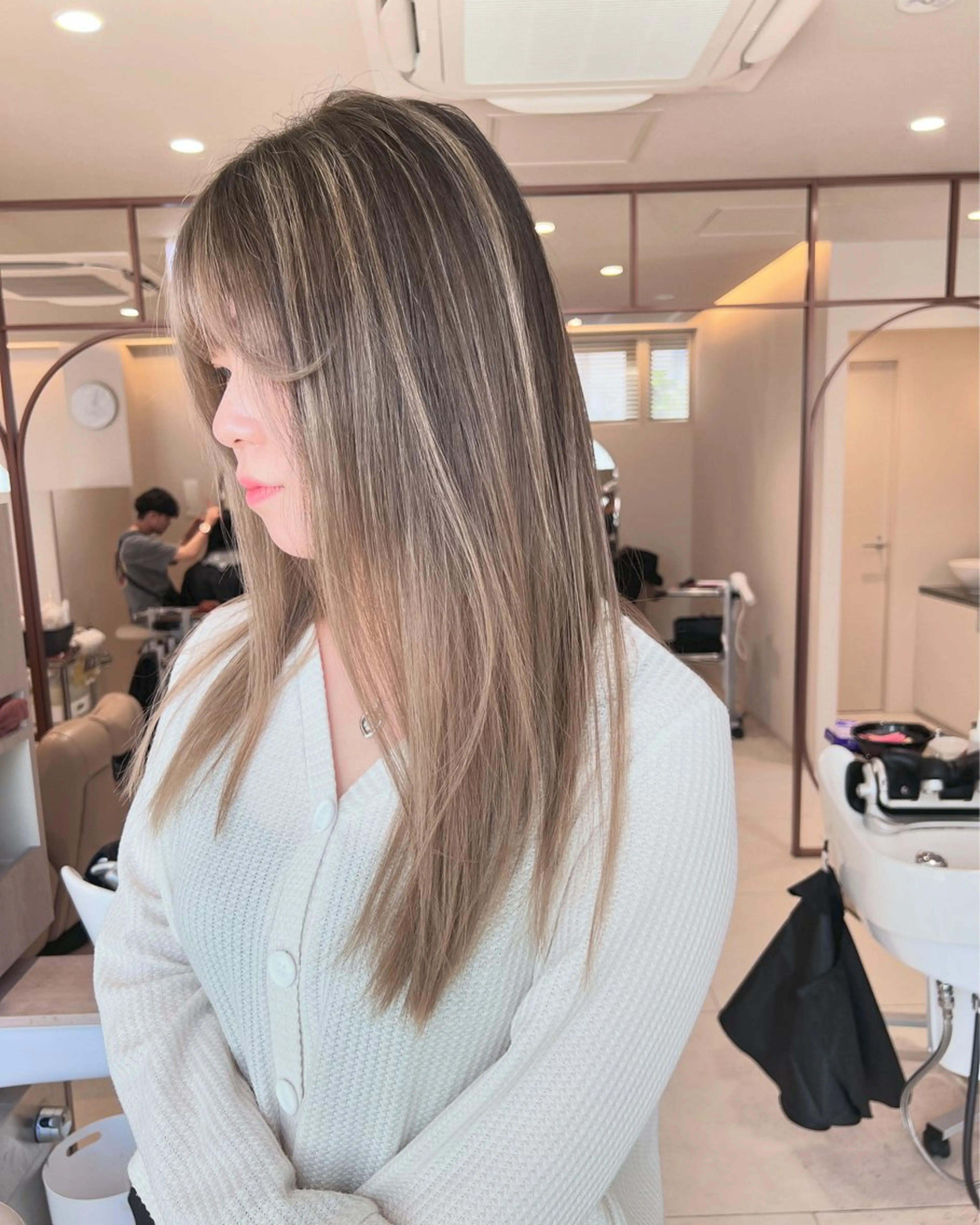 ミディアム レイヤーカット 顔タイプ診断®︎ ハイトーンカラーのヘアスタイル