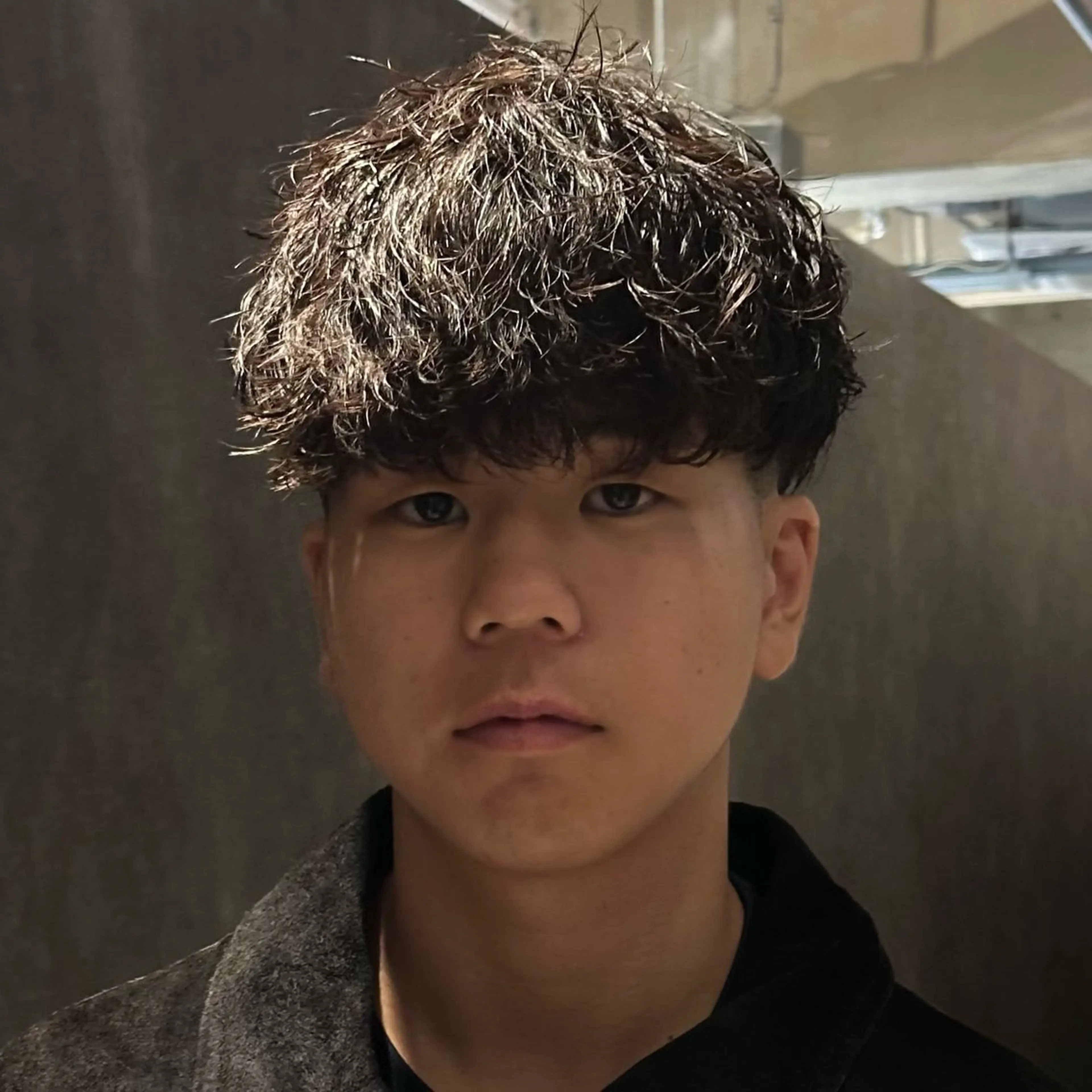 ミディアム パーマ メンズ ミディアムパーマ メンズブリーチ センターパート フェードカット フェザーパーマ 金山駅前メンズカット モデル募集 青島永透のヘアスタイル