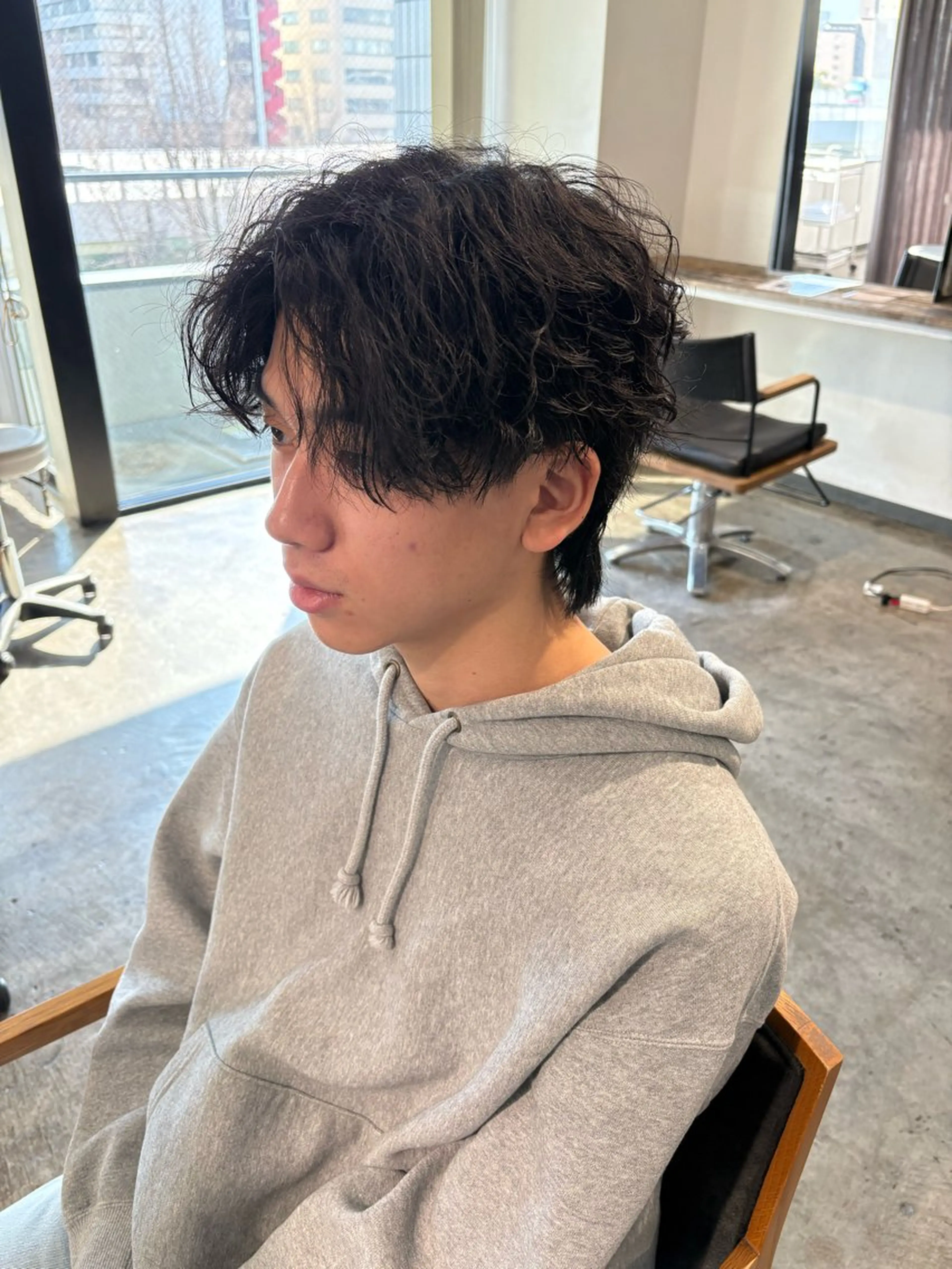 ショート パーマ メンズ センターパート ダウンパーマ フェザーパーマ カルマパーマ メンズ韓国風 カット パーマ トリートメント フェザーパーマ癖毛 曲がる縮毛矯正森岡のヘアスタイル
