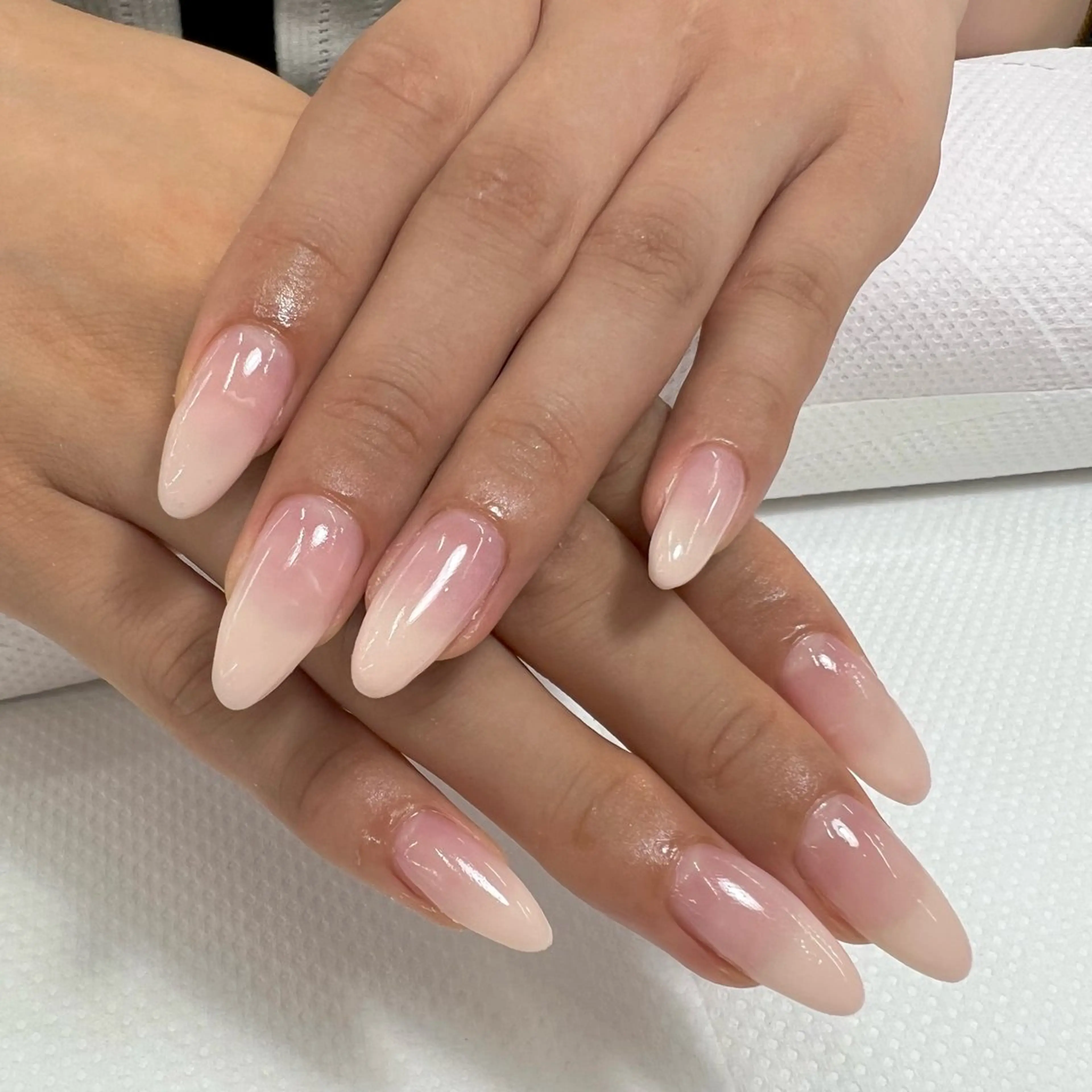 ネイル グラデーション ピンク 【MAXKELLY】 KOBIKI🐾のネイルデザイン