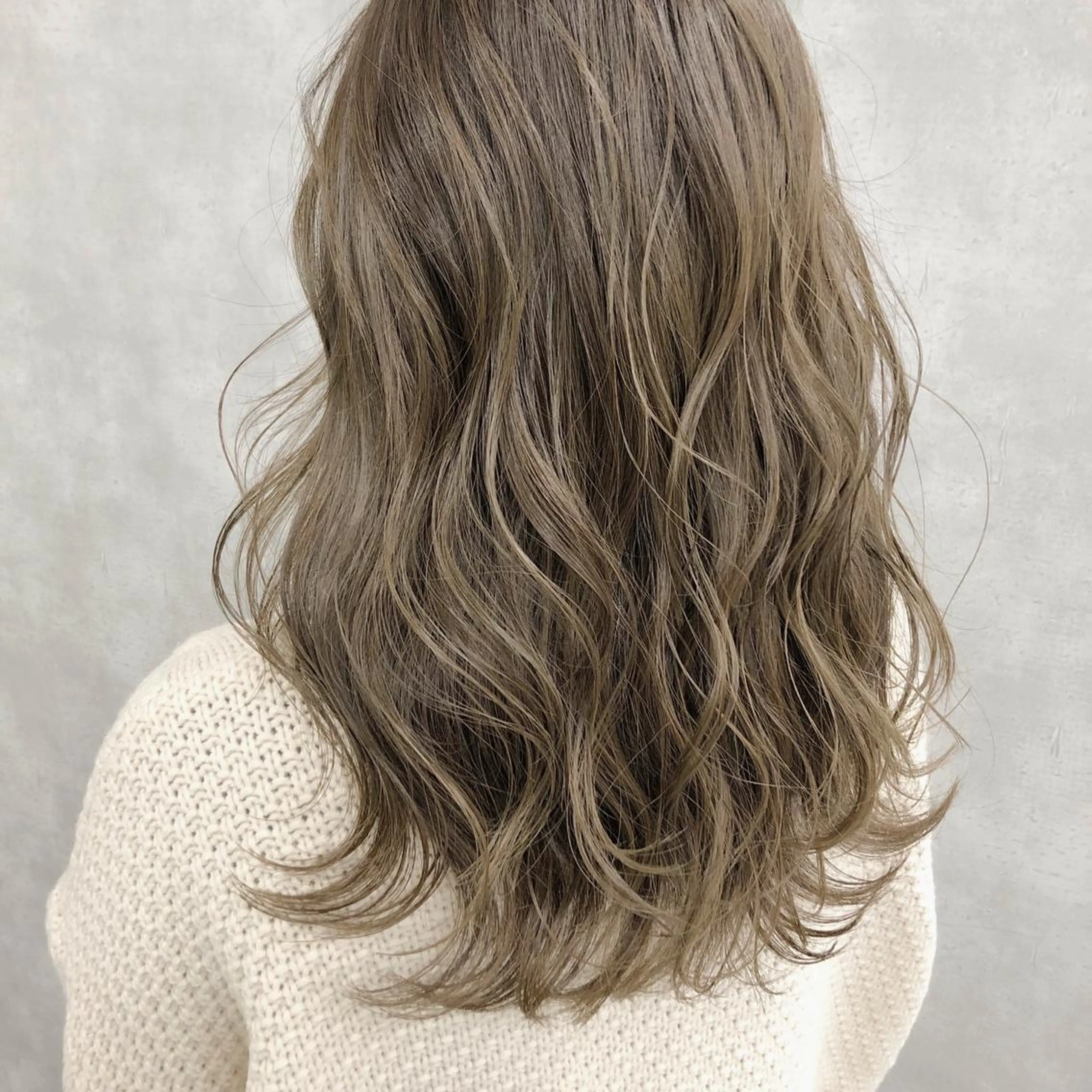 ミディアム カラー ベージュカラー グレージュ ハイライトカラー ミルクティーグレージュ ハイライト universe tokyoのヘアスタイル