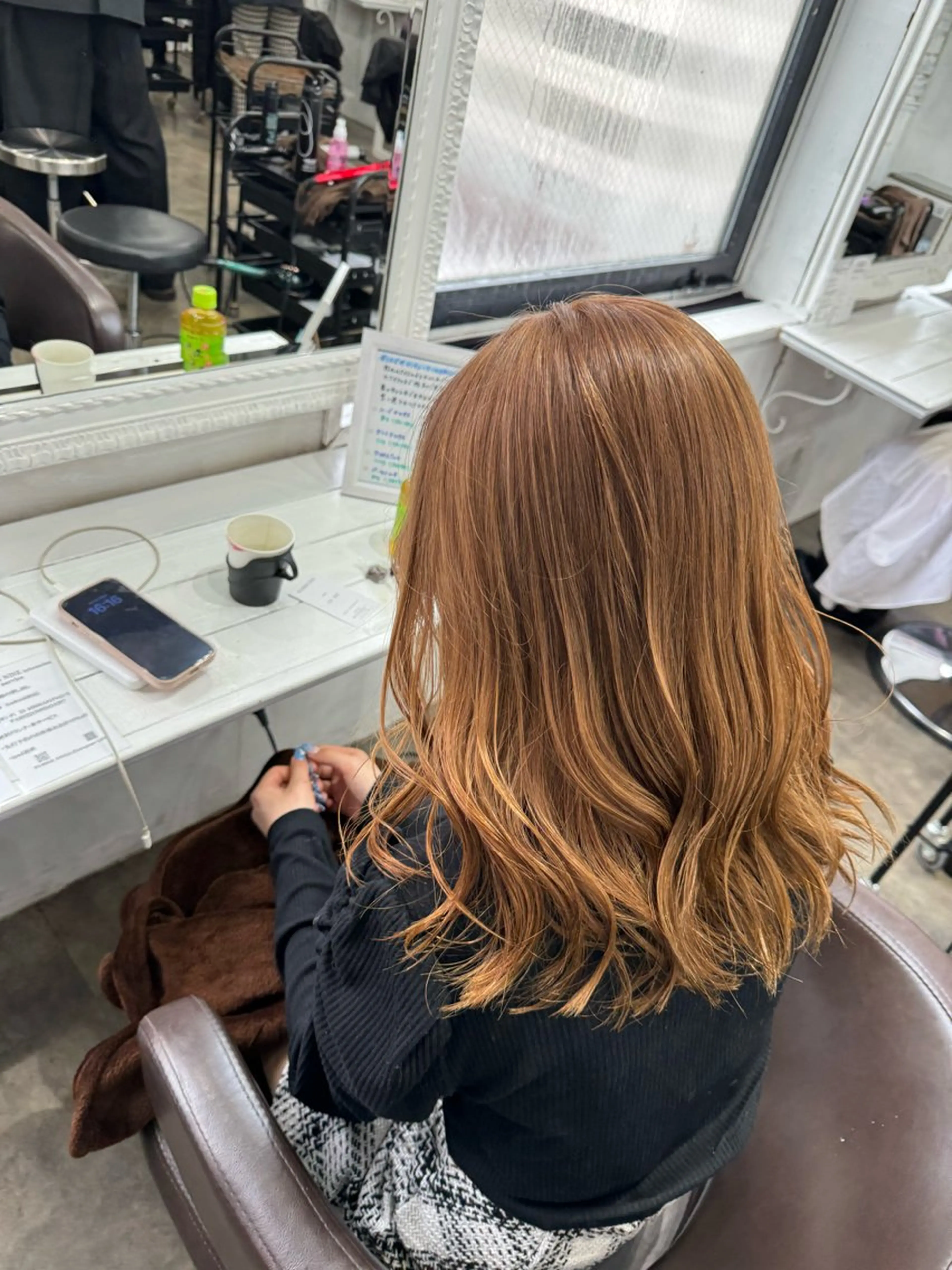 セミロング カラー バレイヤージュ ミストバング ベージュカラー ブリーチ 抜きっぱなしブロンド カット ヘアカラー トリートメント SALOWIN札幌大通り所属・札幌ハイトーン/ ブリーチカラー/ドイのヘアスタイル