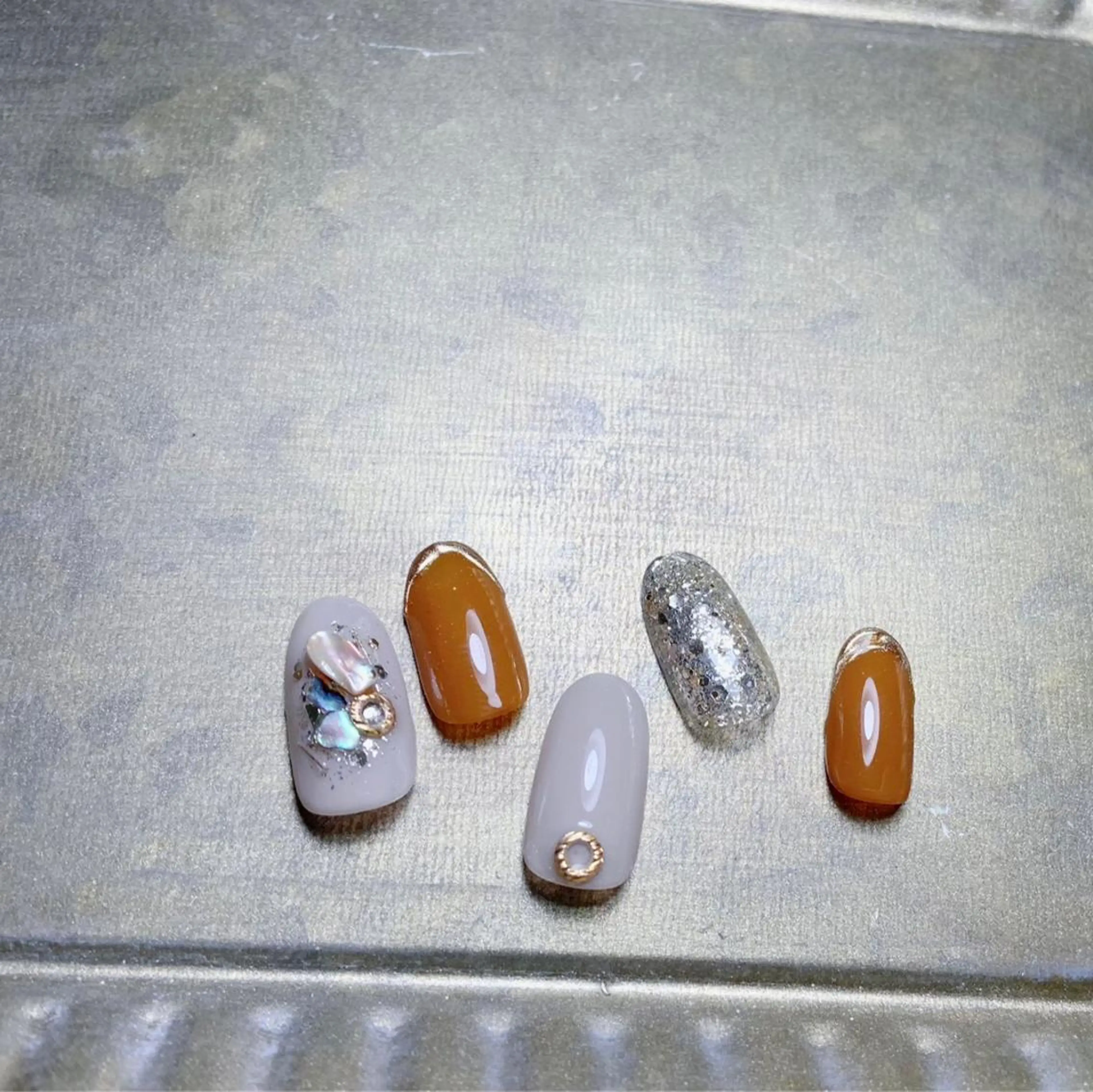 カラー ネイル マツエク・マツパ ブラウンカラー テラコッタ カラーマツエク べっ甲ネイル ブラウン nail salon  ADORE所属・Adore nailのネイルデザイン